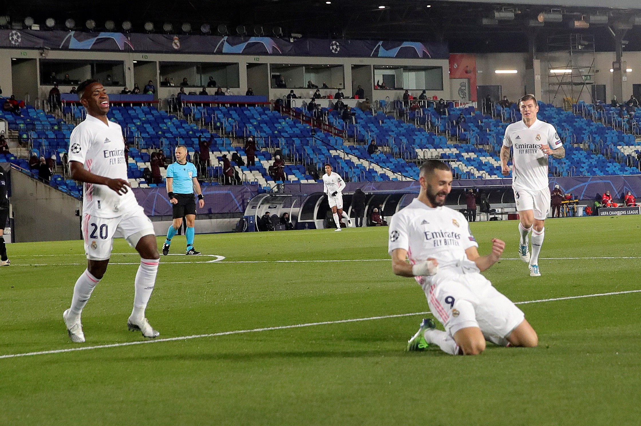 GRAF2503. MADRID, 09/12/2020.- El delantero francés del Real Madrid, Karim Benzema (c), celebra tras marcar el 1-0 durante el partido ante el Borussia Monchengladbach correspondiente al grupo B de la fase de grupos de la Liga de Campeones, celebrado este miércoles en el estadio Alfredo Di Stefano de Madrid. EFE/ Juanjo Martín