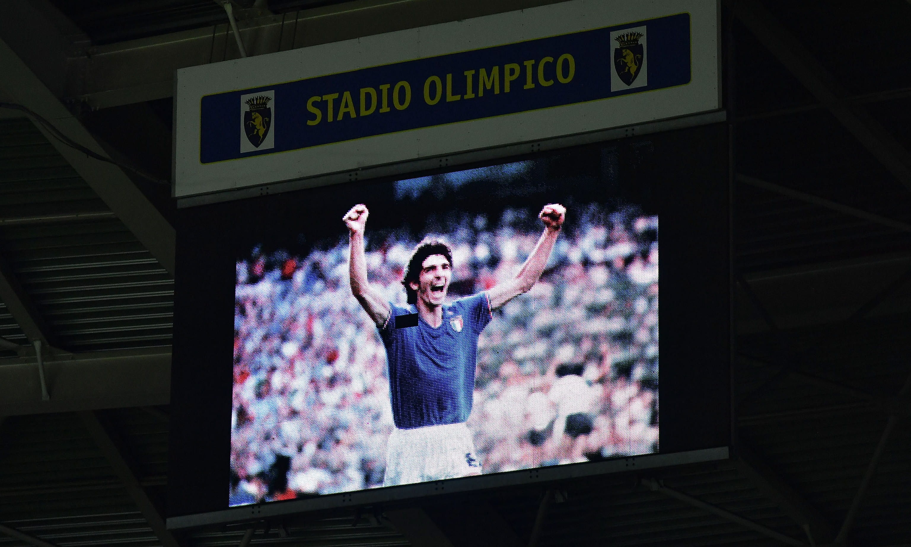 Un retrato de Paolo Rossi se proyecta en el duelo entre Torino FC y Udinese Calcio en el Olimpico Grande Torino. (Foto Prensa Libre: EFE)