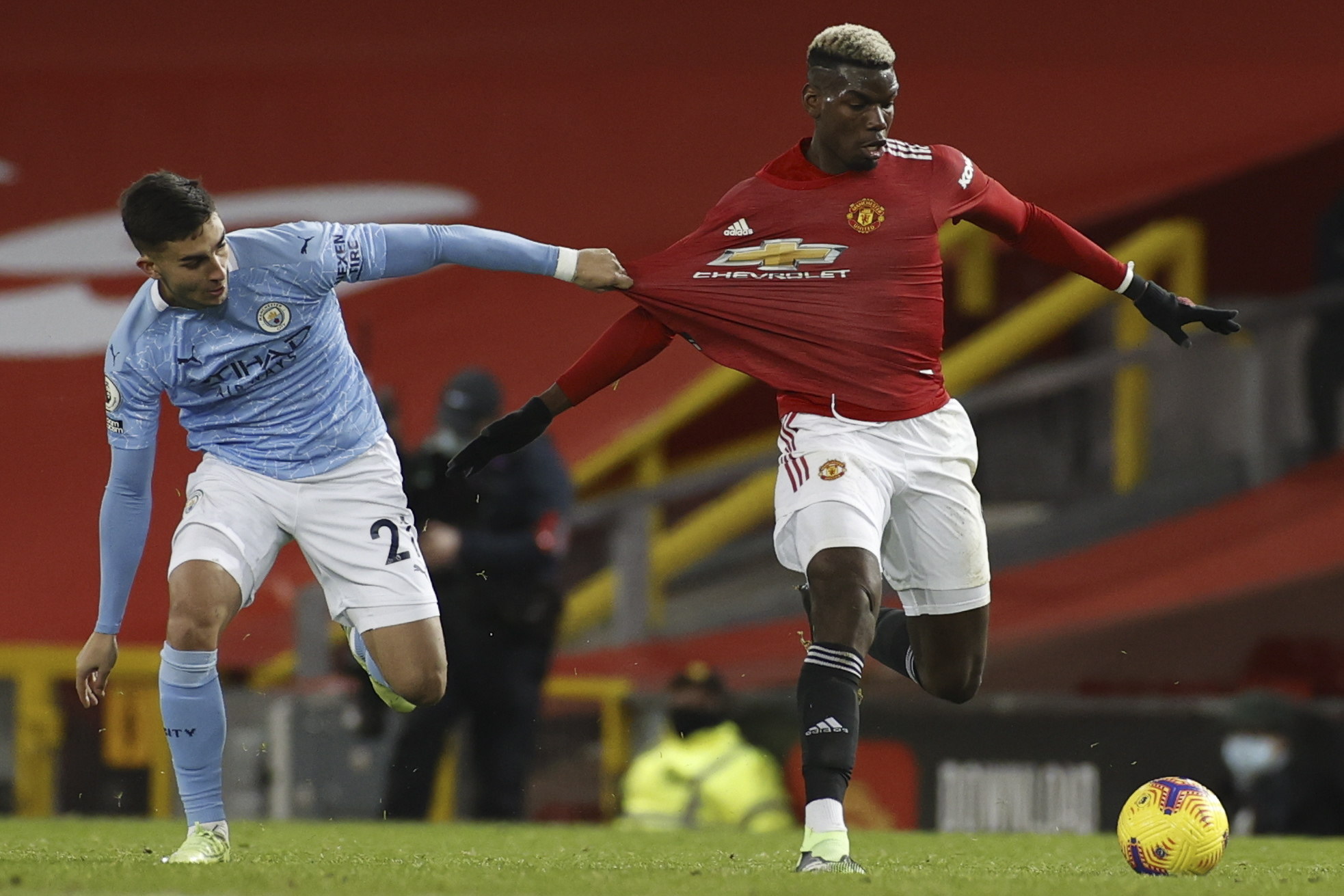 El Old Trafford fue el escenario de un poco lúcido derbi de Manchester que finalizó 0-0 entre el United y el City. (Foto Prensa Libre: EFE)