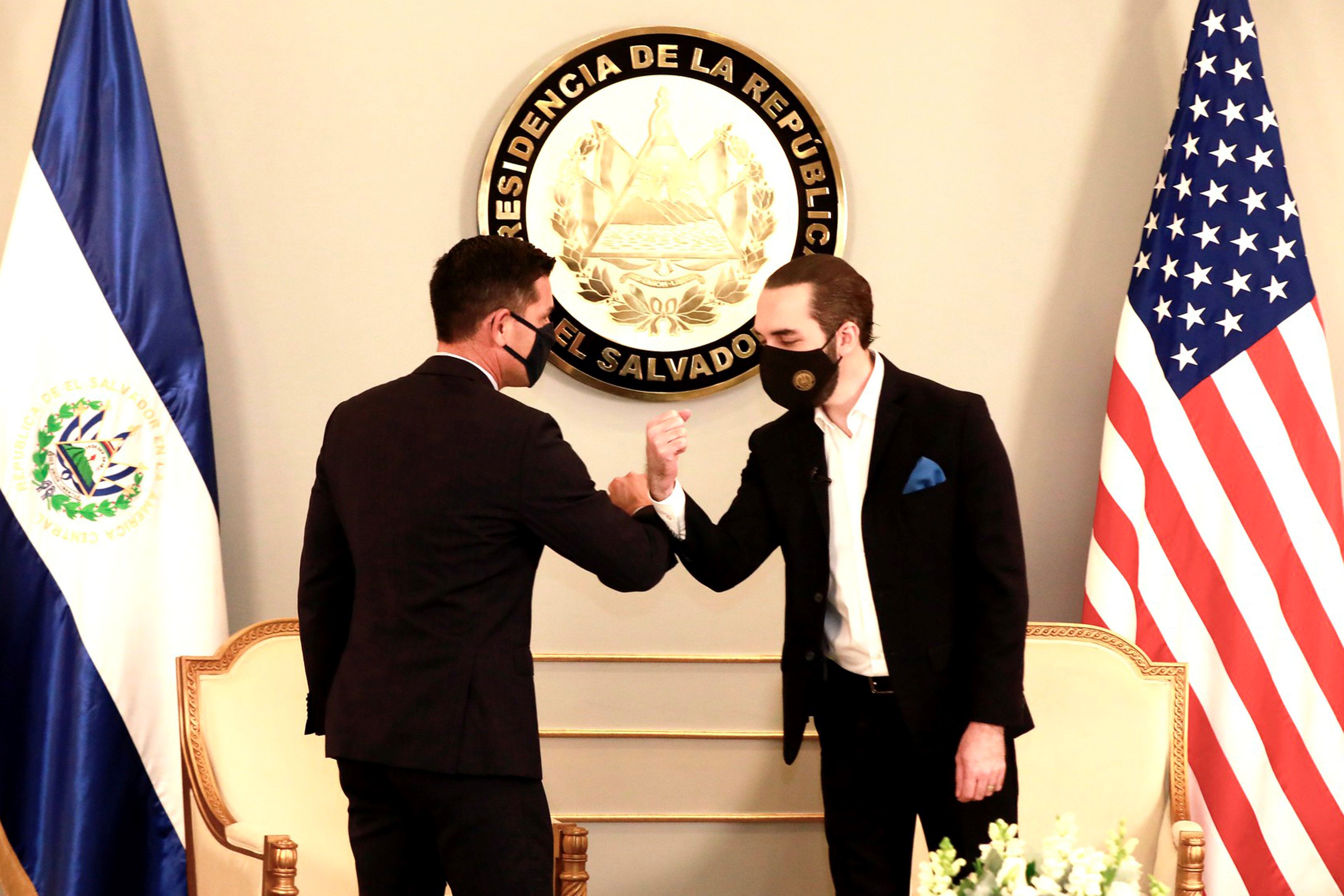 Secretario interino de Seguridad Nacional de Estados Unidos, Chad Wolf, y el presidente de El Salvador, Nayib Bukele, en San Salvador. (Foto: EFE)