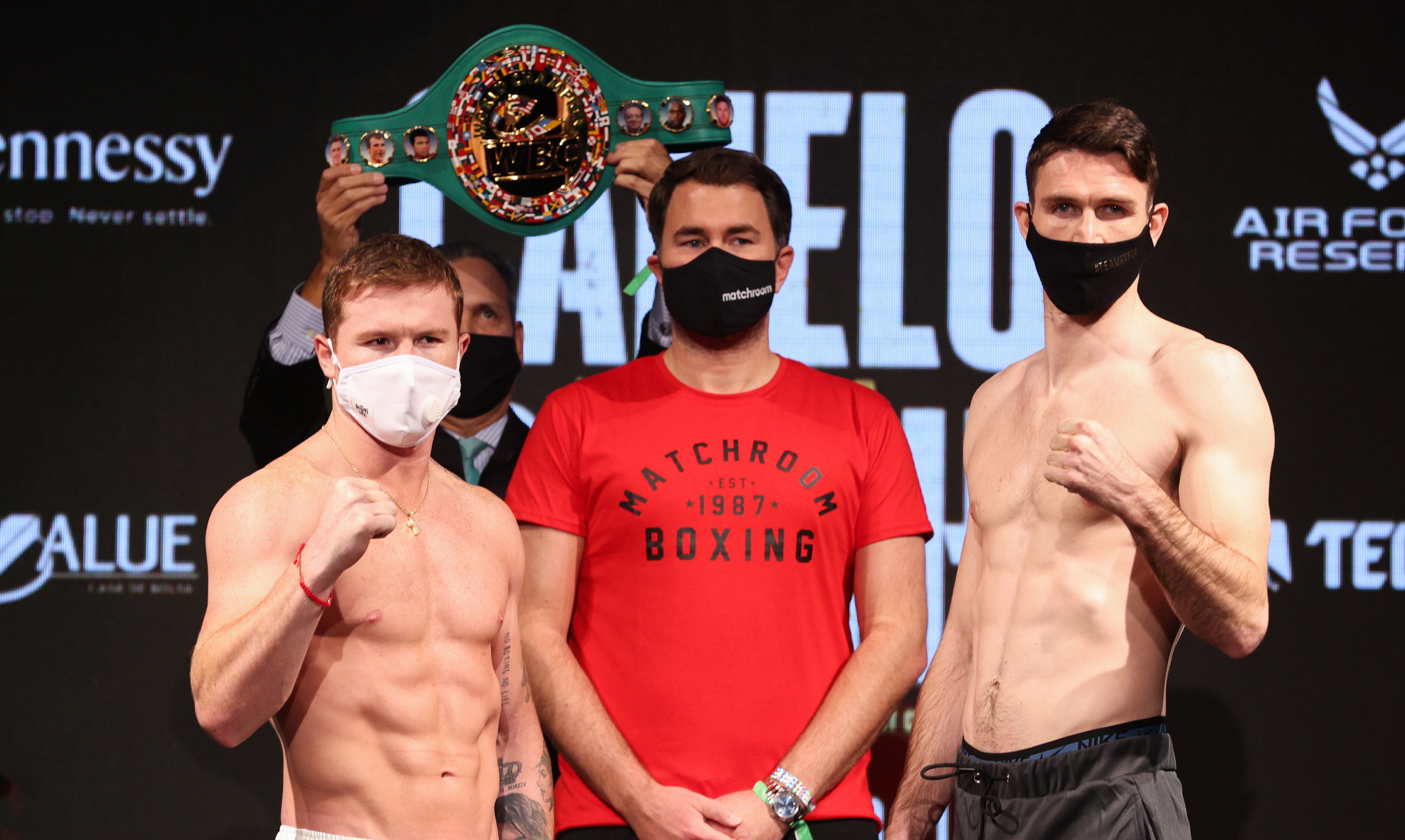 Álvarez y Smith posan durante la sesión de pesaje en el estadio Alamodome de San Antonio, Texas (EE.UU.). El mexicano Saúl 'Canelo' Álvarez y el inglés Callum Smith dieron este viernes el peso oficial de 168 libras establecido para los supermedianos. (Foto Prensa Libre: AFP)