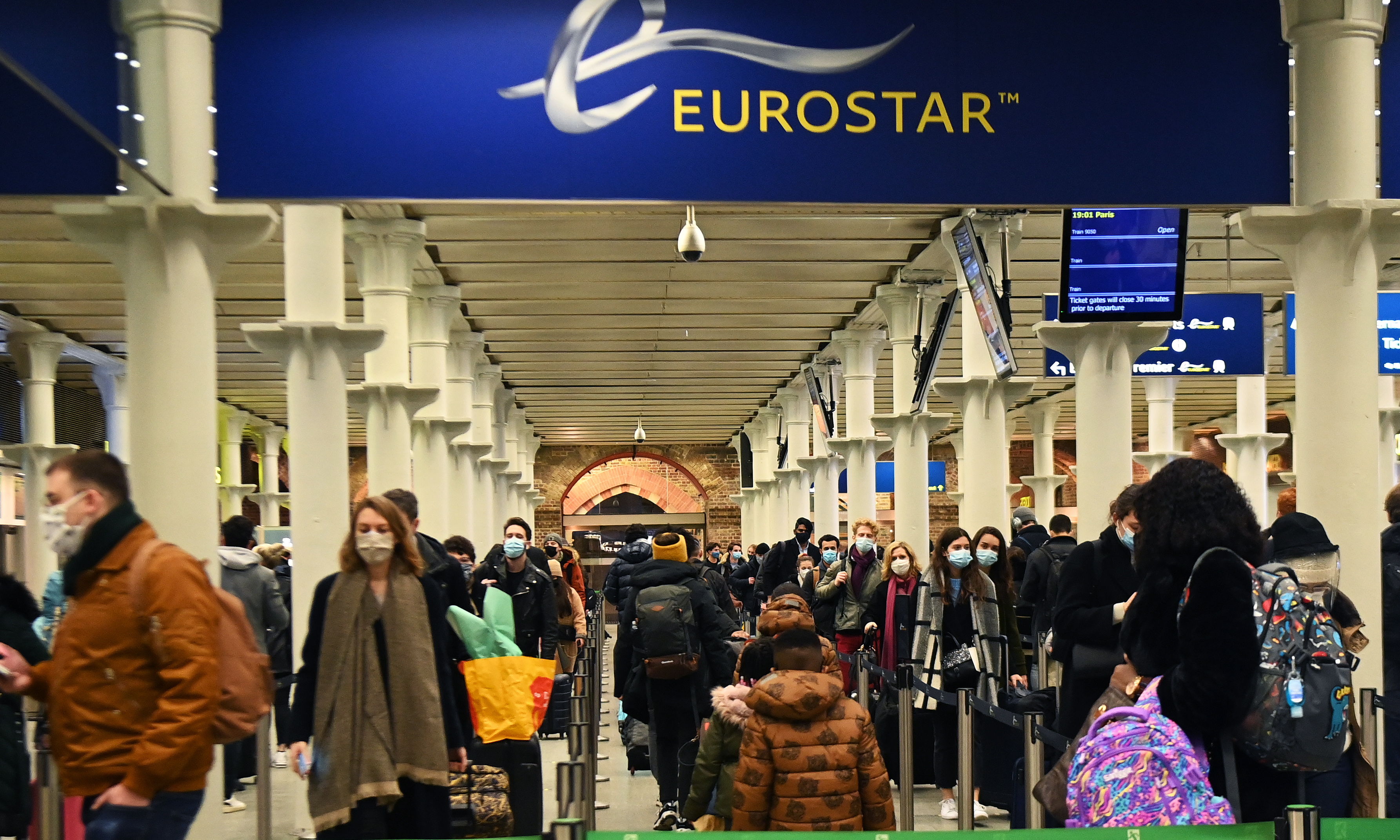 Viajeros en la estación de tren Kings Cross St. Pancras hacen cola para abordar trenes a París en Londres. Foto Prensa Libre: EFE.