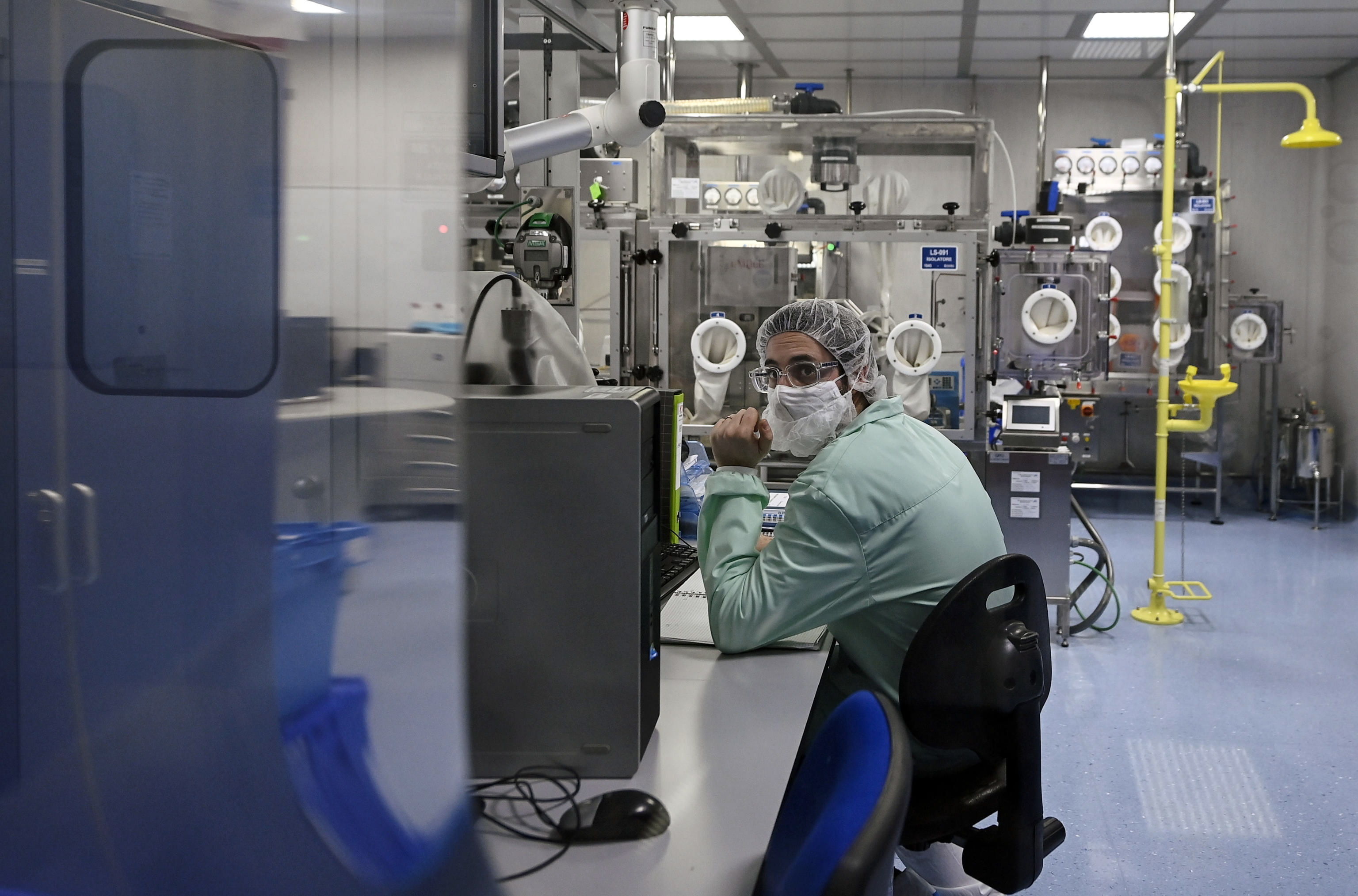 Empleados en el laboratorio de BSP Pharmaceuticals en donde se producen 100 mil 000 dosis por mes de Bamlanivimab Lilly, producido en Italia por  la farmacéutica Lilly para luchar contra el coronavirus. (Foto Prensa Libre: HemerotecaPL)