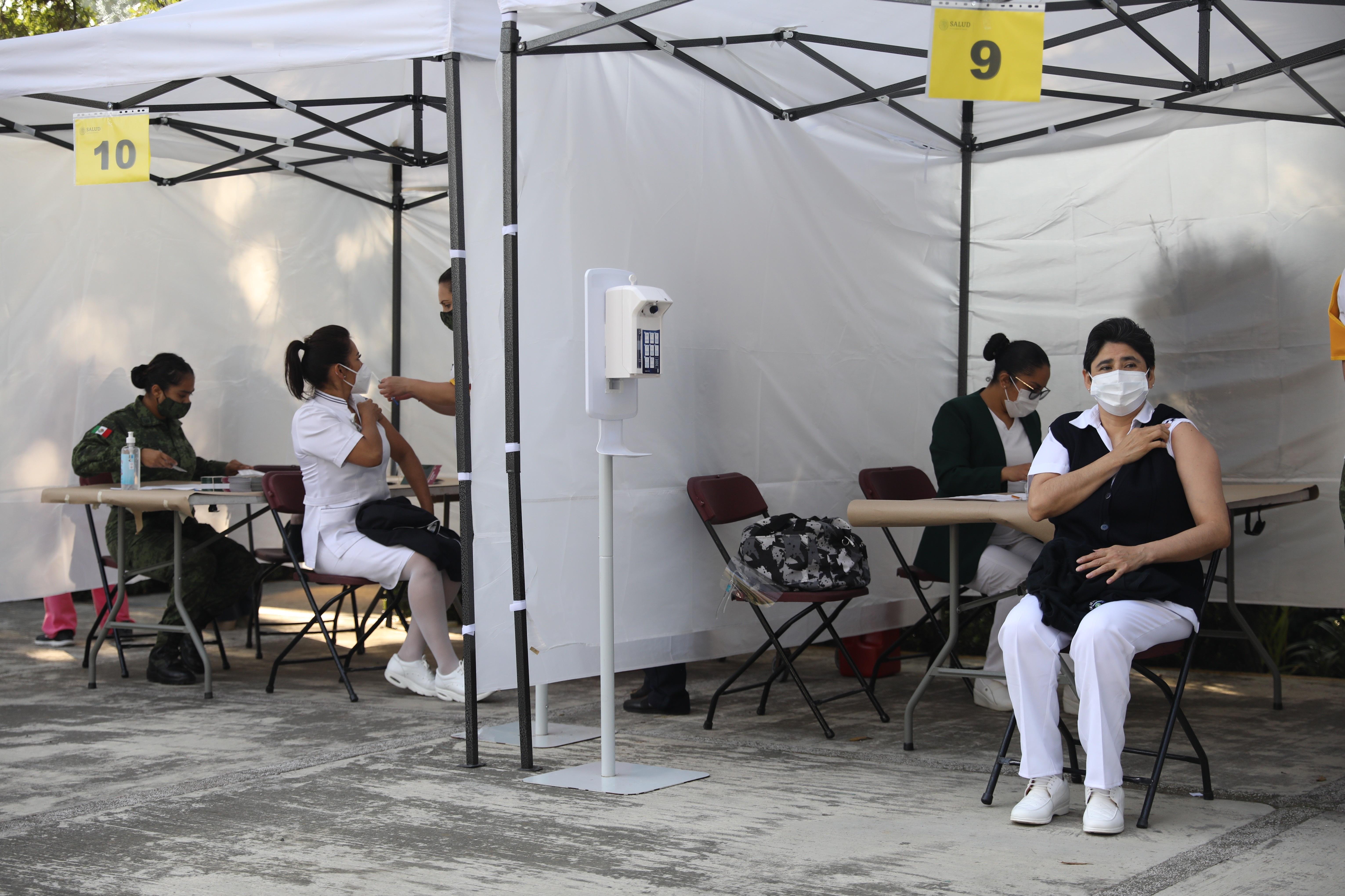 México recibió el 23 de diciembre del primer lote de vacunas contra el coronavirus, este 24 de diciembre empezó a aplicarlas. (Foto, Prensa Libre: Efe).