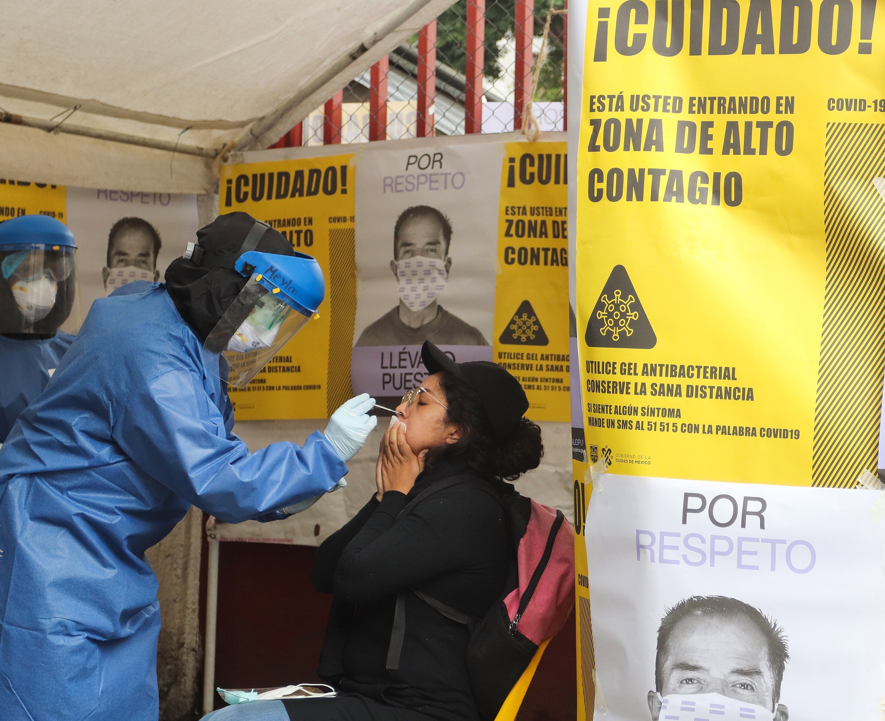 Quiosco, instalado en Ciudad de México, para detectar coronavirus. (Foto Prensa Libre: EFE). 