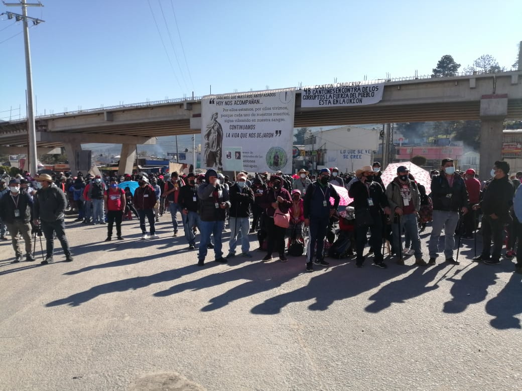 Integrantes de los 48 Cantones de Totonicapán manifiestan contra acciones de funcionarios de los organismos de Estado. (Foto Prensa Libre: Cortesía Caserío Chaquiral )