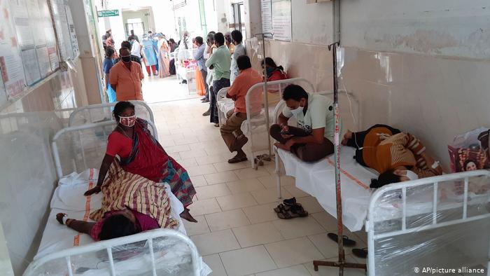 El hospital de Eluru en el estado de Andhra Pradesh, abarrotado de pacientes	 (AP/picture alliance)