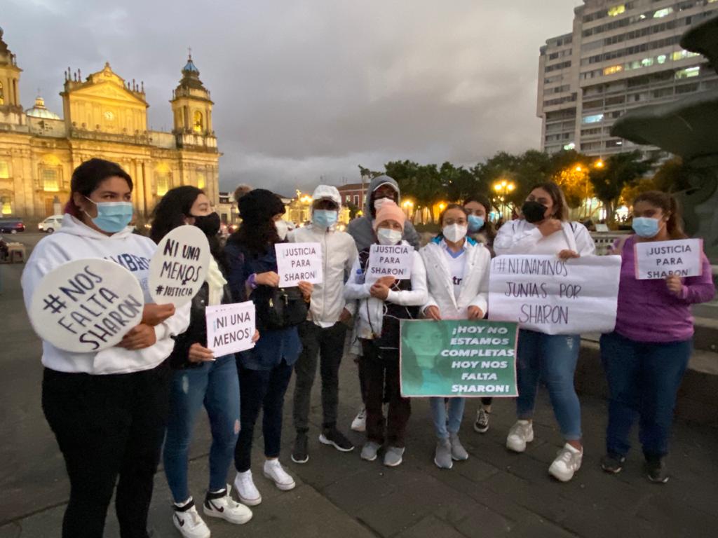 Familiares y amigos se reúnen en la Plaza de la Constitución para exigir justicia por Sharon Melissa Santa Cruz Huertas, desaparecida desde el 20 de diciembre. (Foto Prensa Libre: Élmer Vargas)