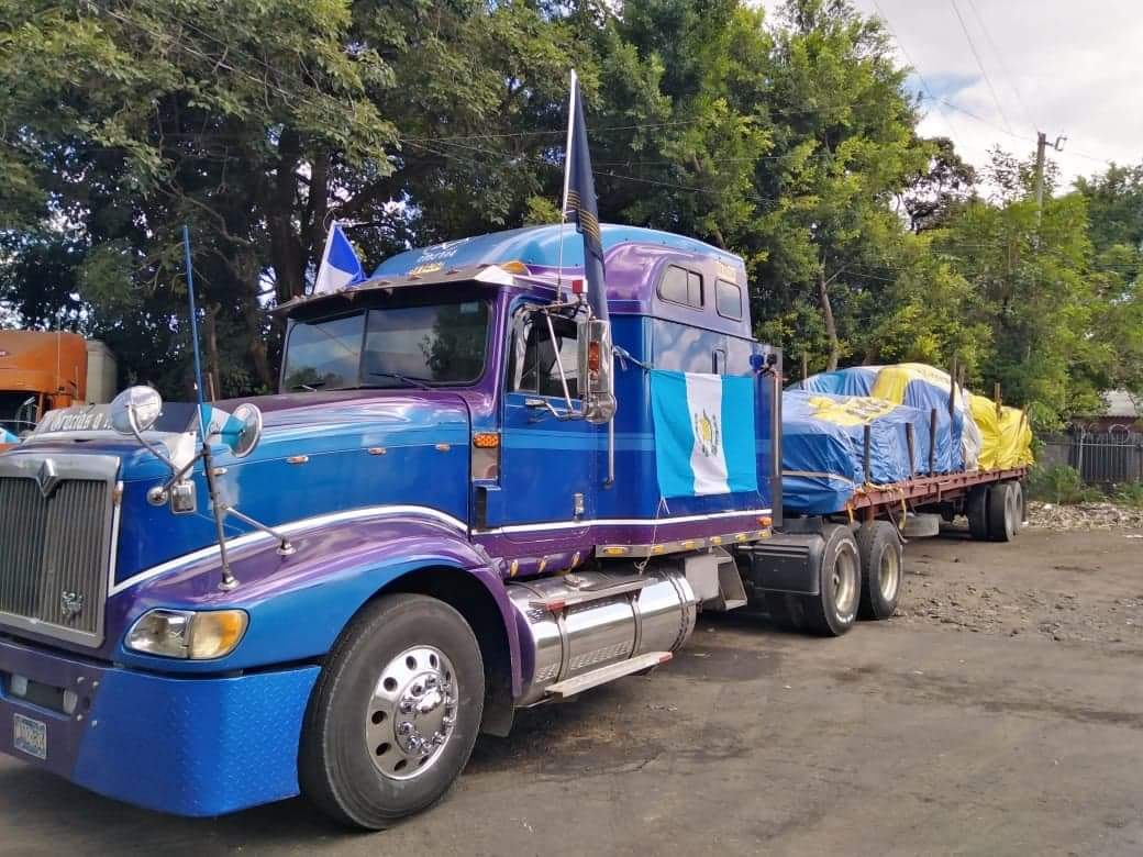 El tráiler cargado con unas 30 toneladas de alimentos no pudo pasar a Guatemala. (Foto Prensa Libre: Cortesía)