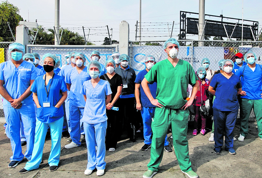 En el hospital temporal del Parque de la Industria, los médicos han señalado durante todo el año las carencias, saturación y atrasos en el pago de sueldos, sin faltar nunca a su labor de luchar por la vida de los pacientes. Foto: Fernando Cabrera