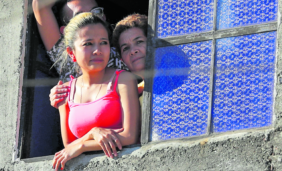 Personas permanecen en sus casas por la restricción del toque de queda. Foto: Esbin García