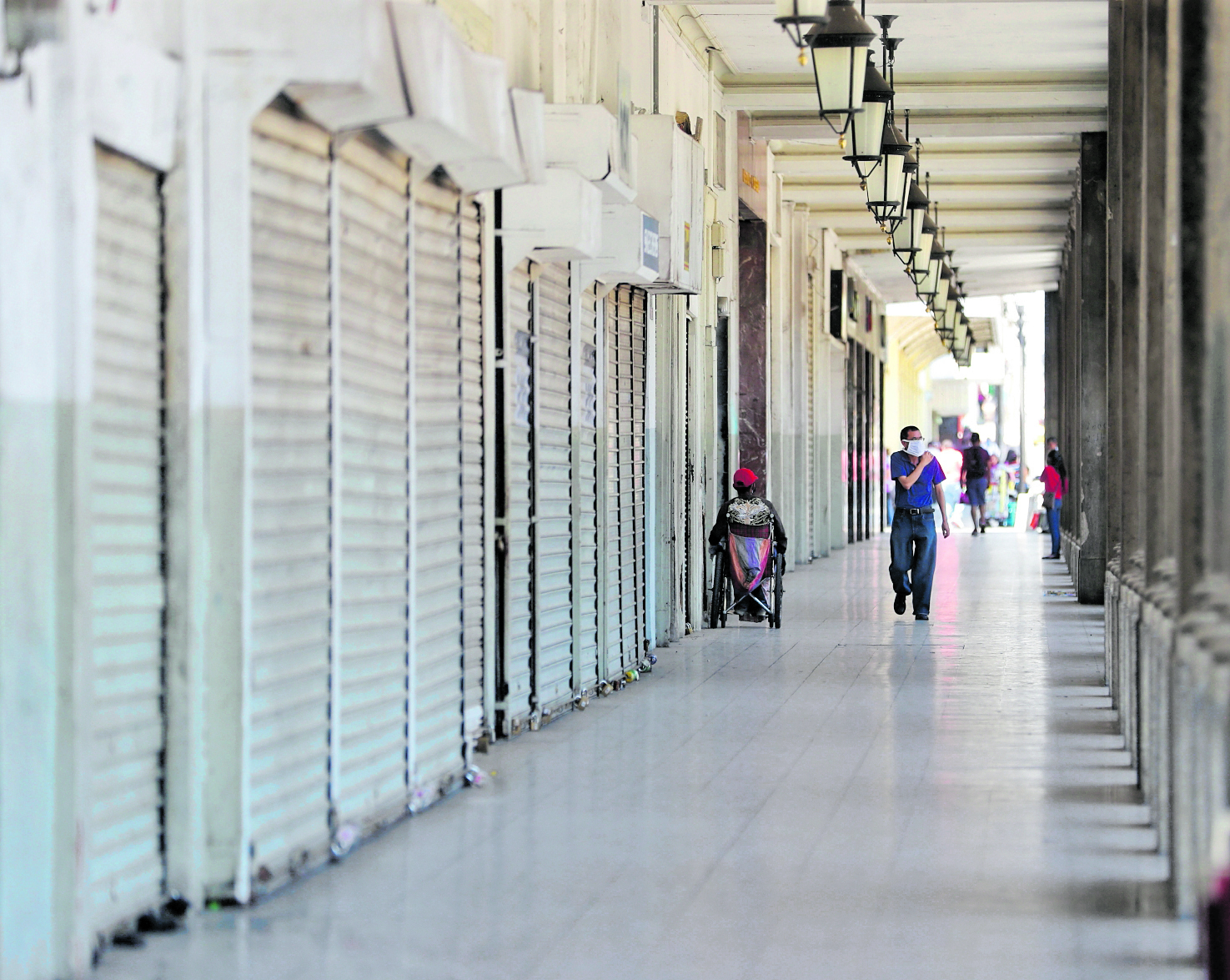 Negocios cerrados en el portal del comercio en la zona 1, debido al toque de queda por lo del Coronavirus. Foto: Érick Ávila