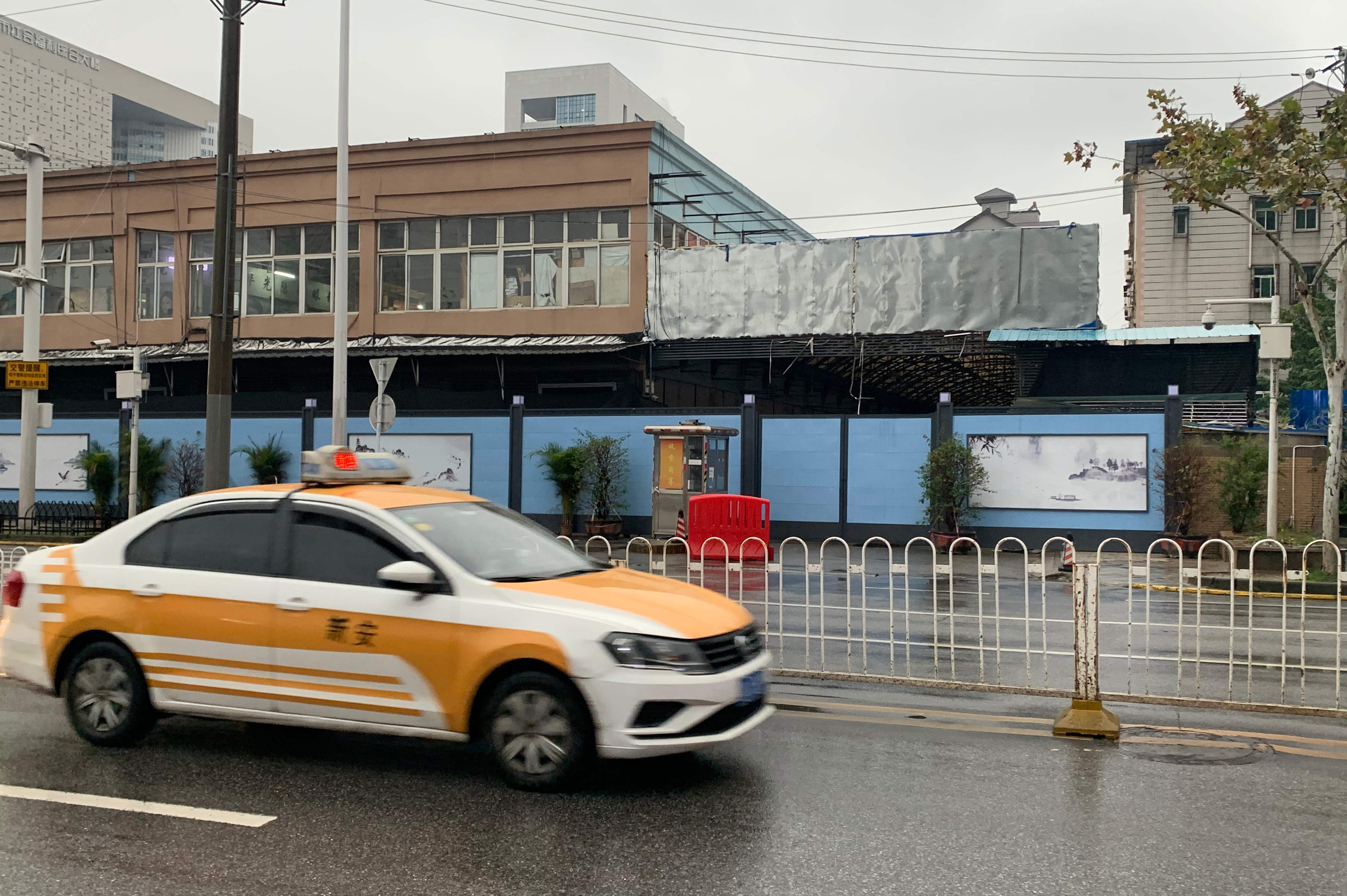 El régimen chino asegura que el origen del coronavirus no fue en Wuhan. (Foto Prensa Libre: AFP)