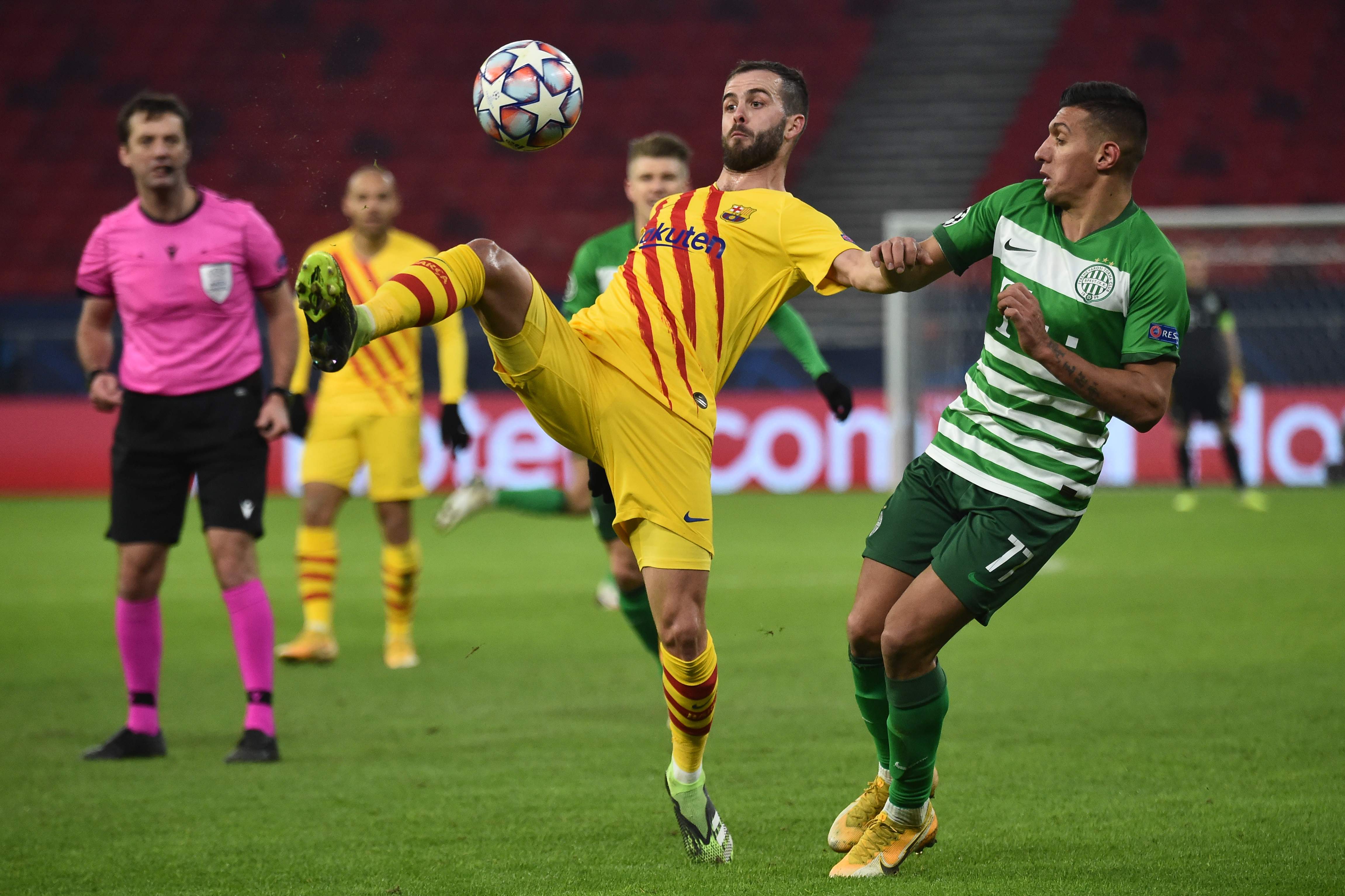 El medio campista Miralem Pjanic del Barcelona y Myrto Uzuni, del Ferencváros pelan un balón. Foto Prensa Libre: AFP