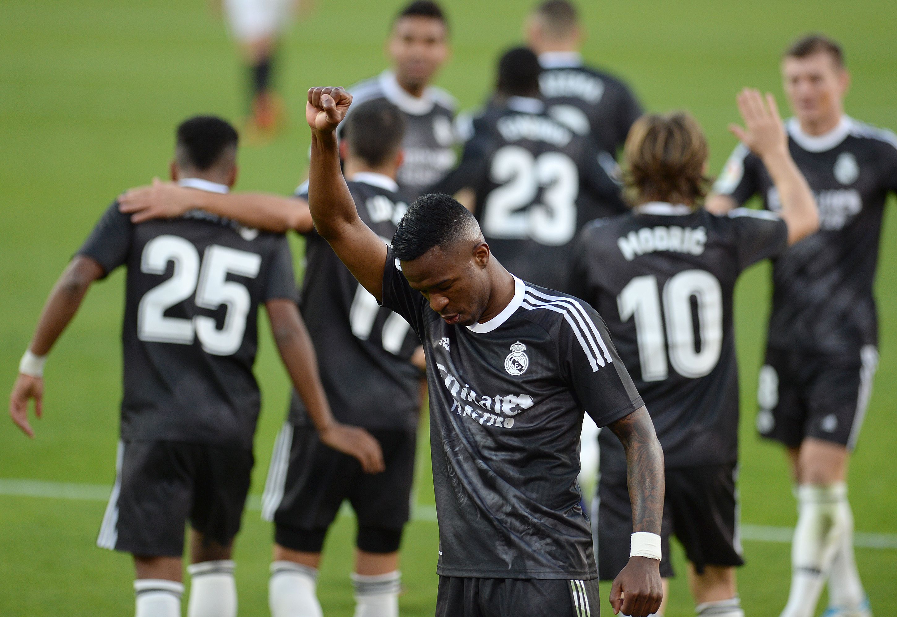 Un disparo de Vinícius Junior dio la pauta para que el guardameta del Sevilla se complicara y otorgara un autogol a favor del Real Madrid. (Foto Prensa Libre: AFP)