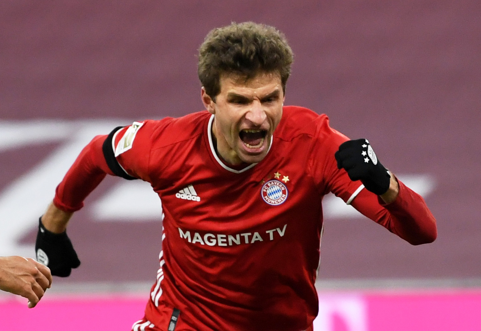 Thomas Mueller celebra tras anotar el 3-3  durante el juego entre el FC Bayern Munich y el RB Leipzig. (Foto Prensa Libre: AFP)