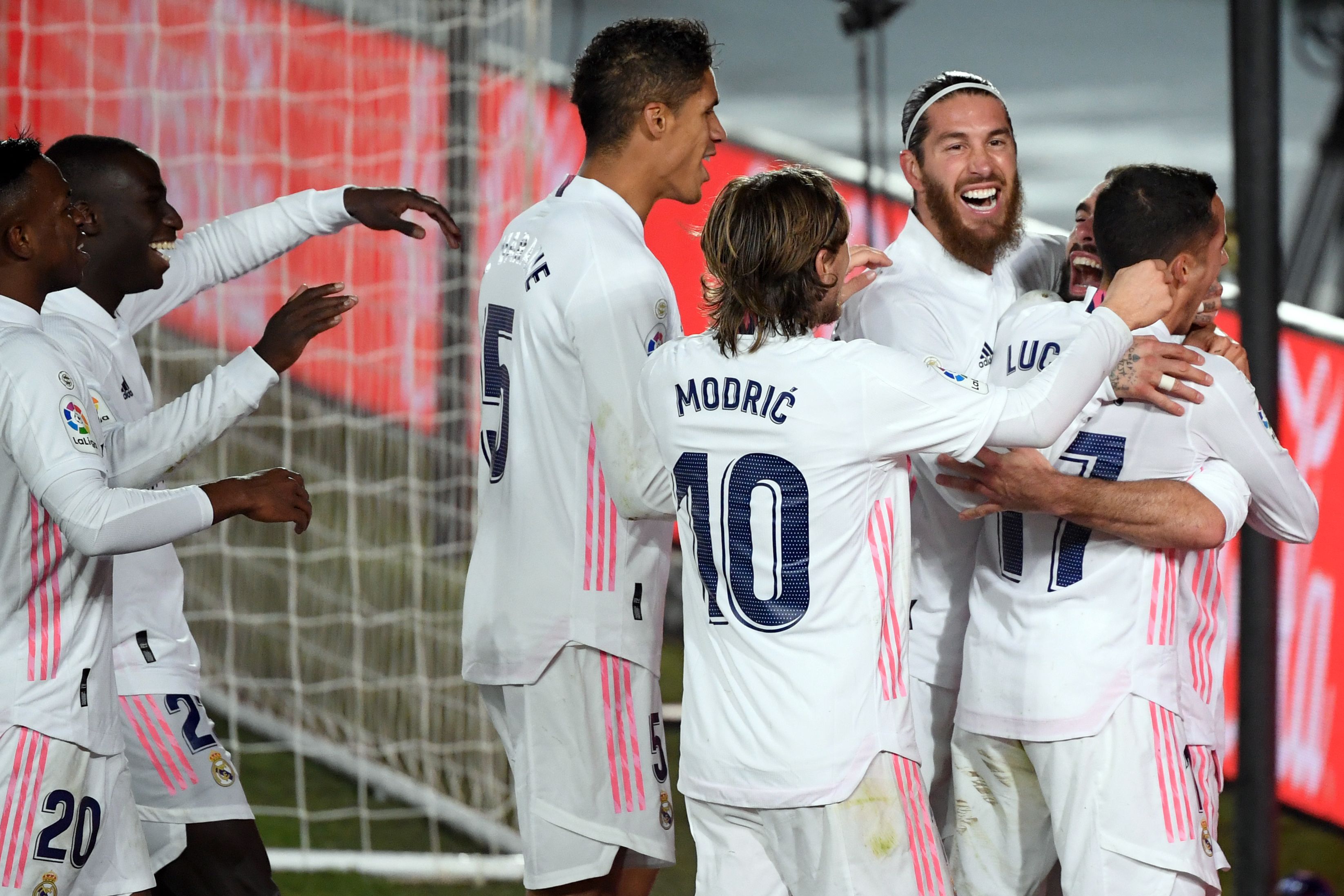 El Real Madrid derrotó 2-0 en casa al líder Atlético de Madrid, en una edición más del derbi de Madrid. (Foto Prensa Libre: AFP)