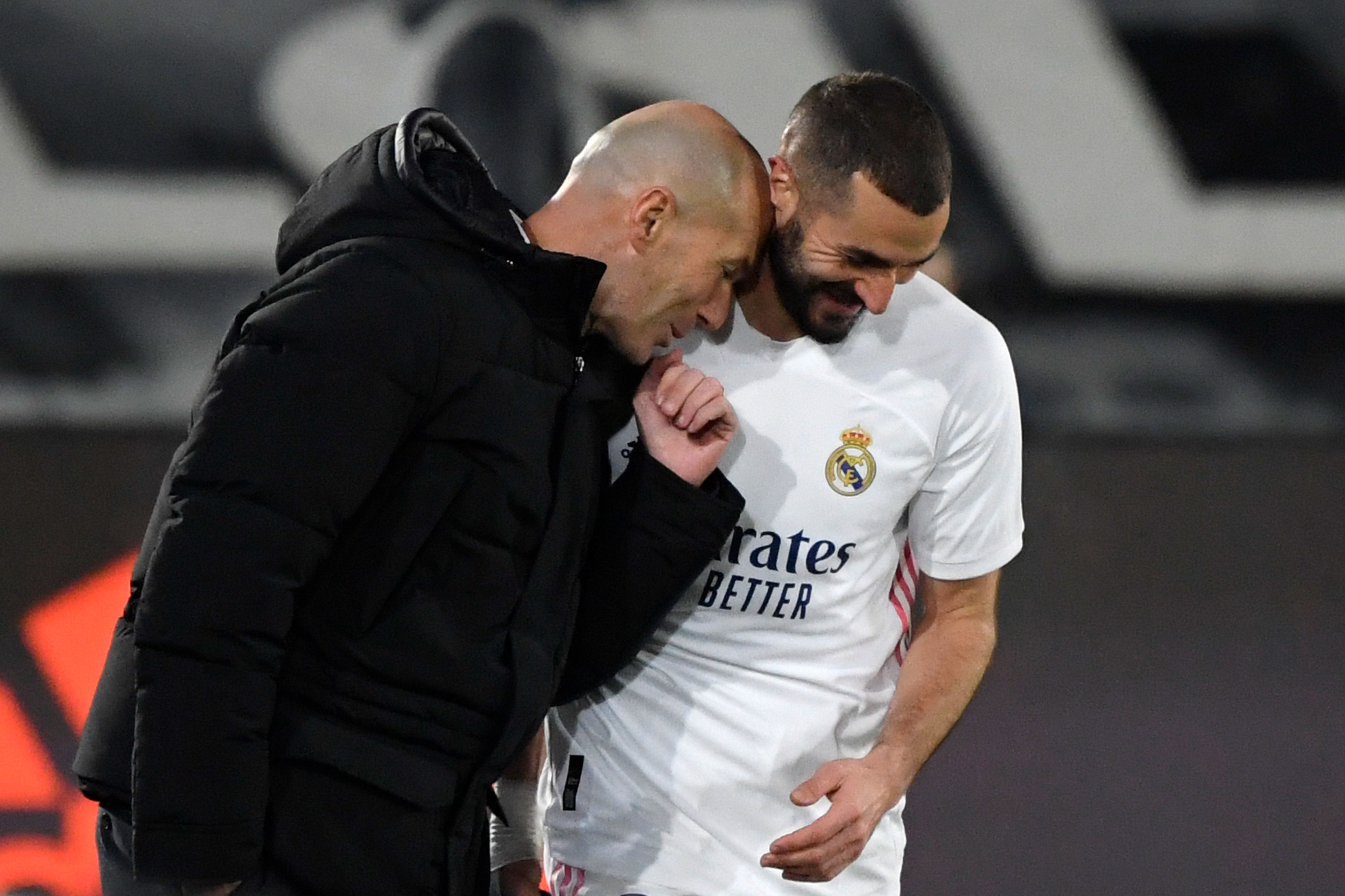 El delantero del Real Madrid Karim Benzema (derecha) celebra con su exentrenador Zinedine Zidane tras anotarle al Athletic Club el 15 de diciembre de 2020.(Foto Prensa Libre: AFP)