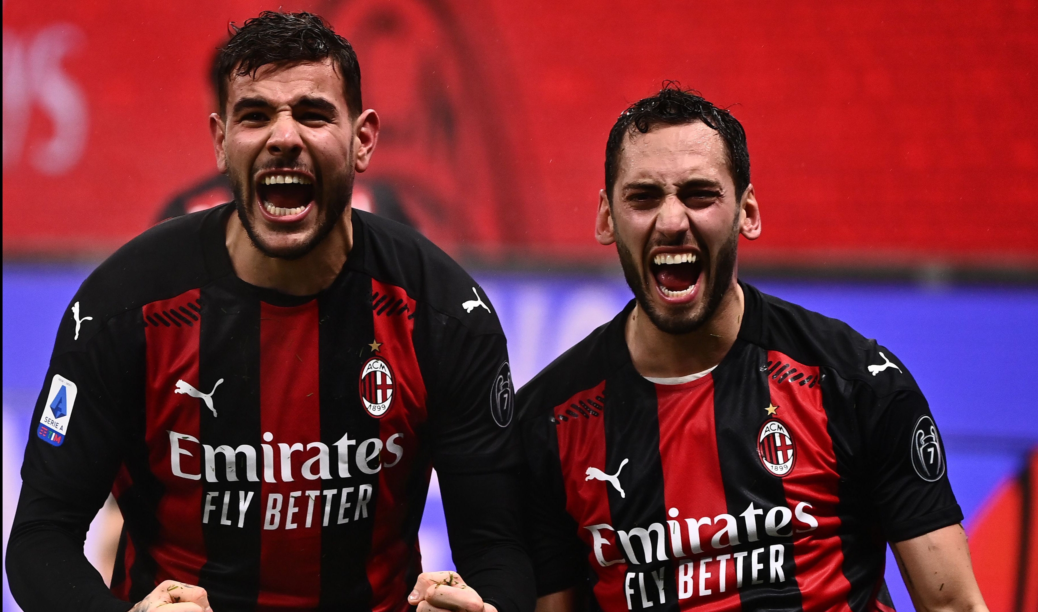 Theo Hernández (izquierda) y Hakan Calhanoglu se perderán al menos un encuentro con el AC Milan tras haber dado positivo por covid-19. (Foto Prensa Libre: AFP)