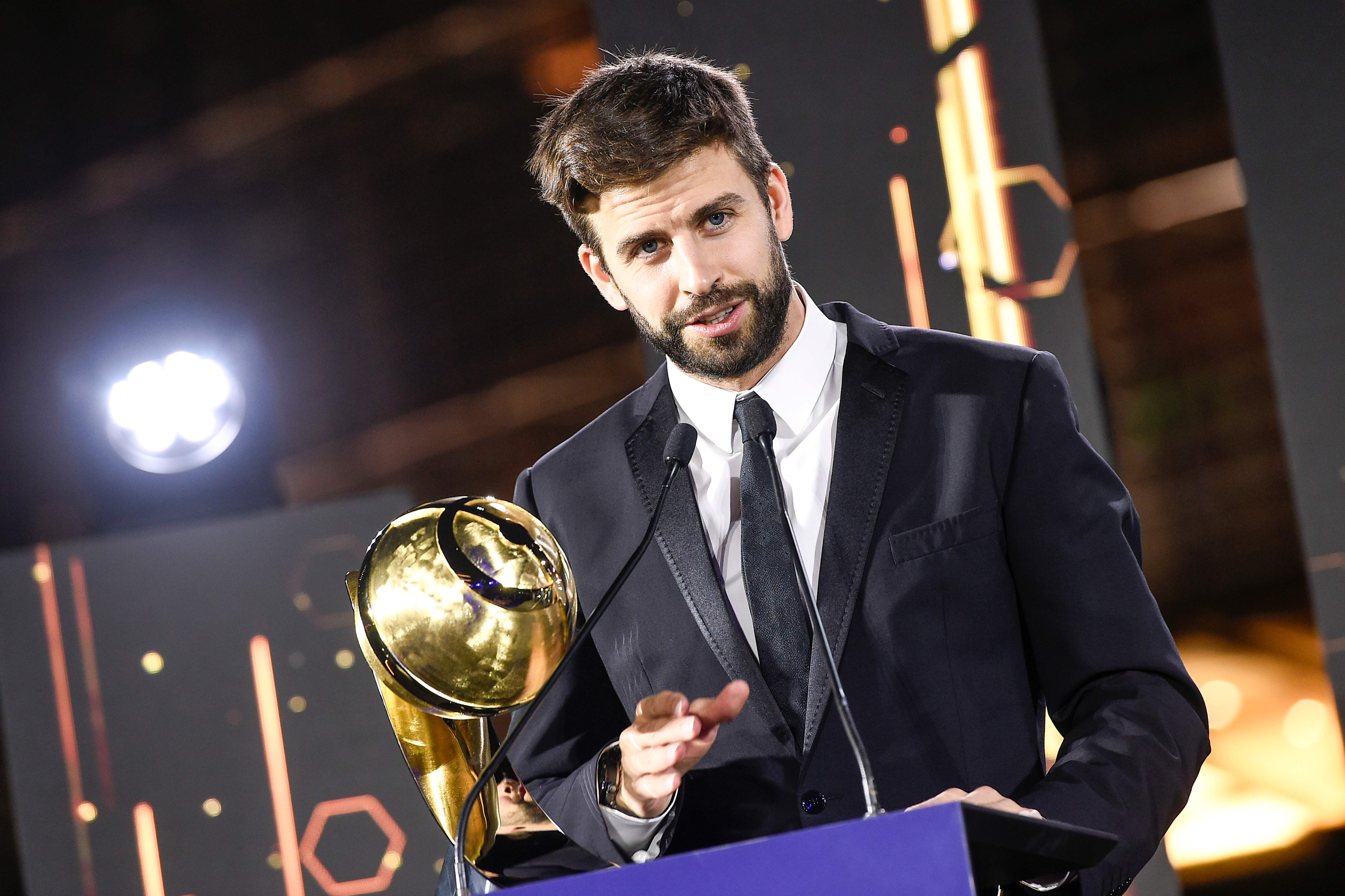 Gerard Piqué recibió en Dubái un premio en reconocimiento a su carrera futbolística. (Foto Prensa Libre: AFP)