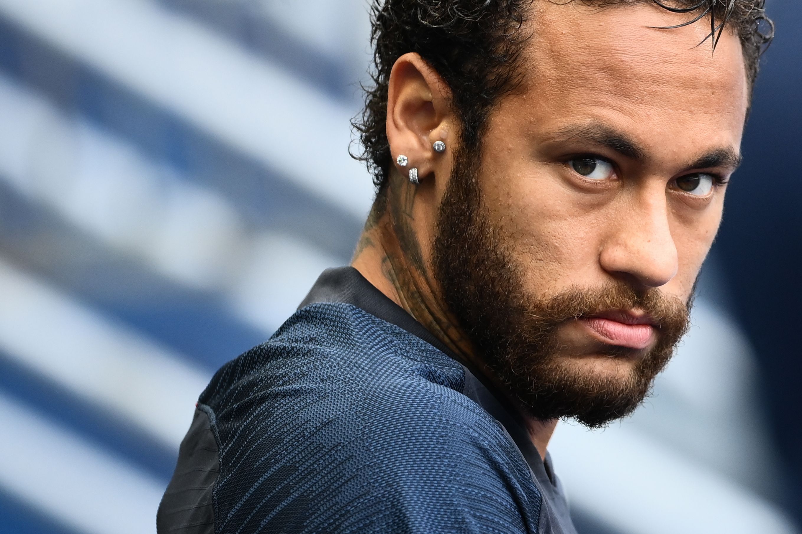 El brasileño Neymar vuelve a ser tema de conversación y no por las razones correctas... (Foto Prensa Libre: AFP)