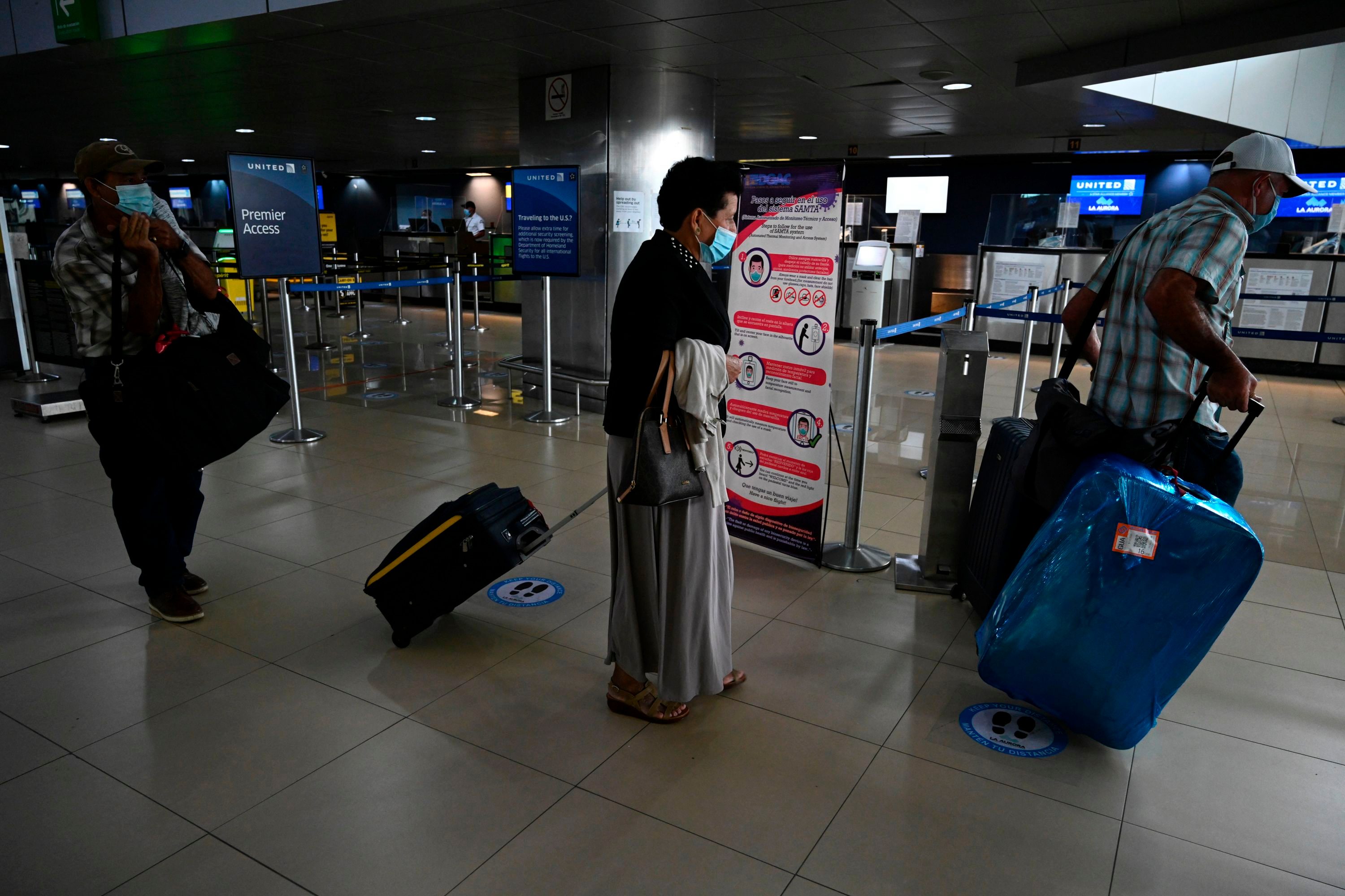 Pasajeros podrán realizar pruebas para detectar el covid-19 en el Aeropuerto La Aurora. (Foto Prensa Libre: AFP)