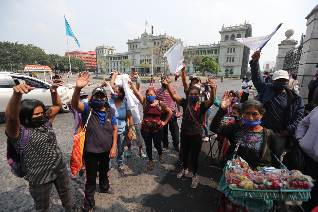 Durante varios meses de restricción por la pandemia, muchas personas salieron a las calles con una bandera blanca para pedir ayuda ante la perdida del trabajo o baja de ingresos. (Foto, Prensa Libre: Hemeroteca PL). 