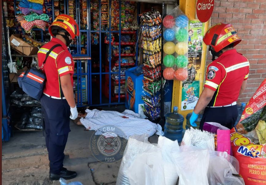 Socorristas acudieron a una tienda en Ciudad Real 1, zona 12 capitalina, donde una persona murió en un ataque armado. (Foto Prensa Libre: Bomberos Municipales)