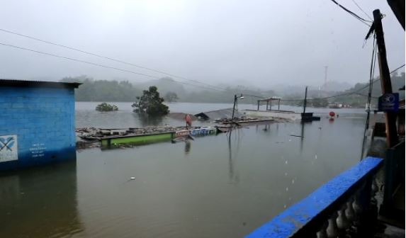 Habitantes de Campur, San Pedro Carchá, deben movilizarse por lancha, ya que el nivel de agua aún no baja. (Foto Prensa Libre: Juan Diego González)