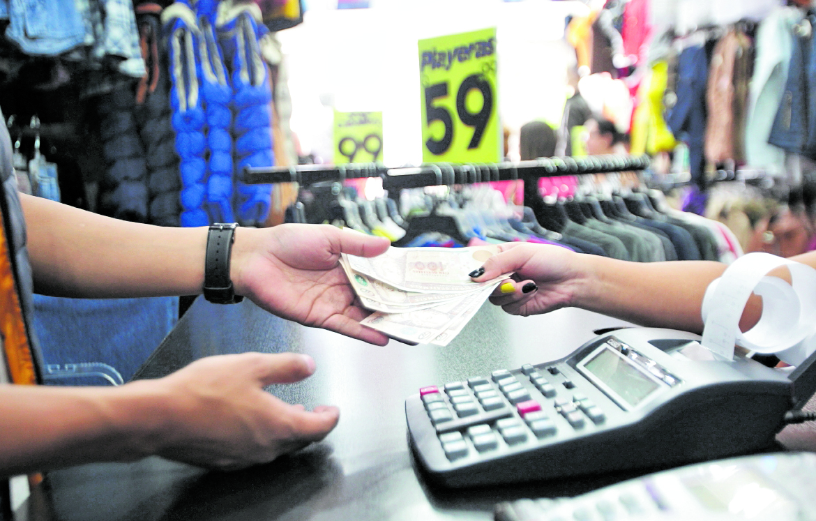 La variación salarial incide en el nivel de consumo de los trabajadores. Foto: Hemeroteca PL