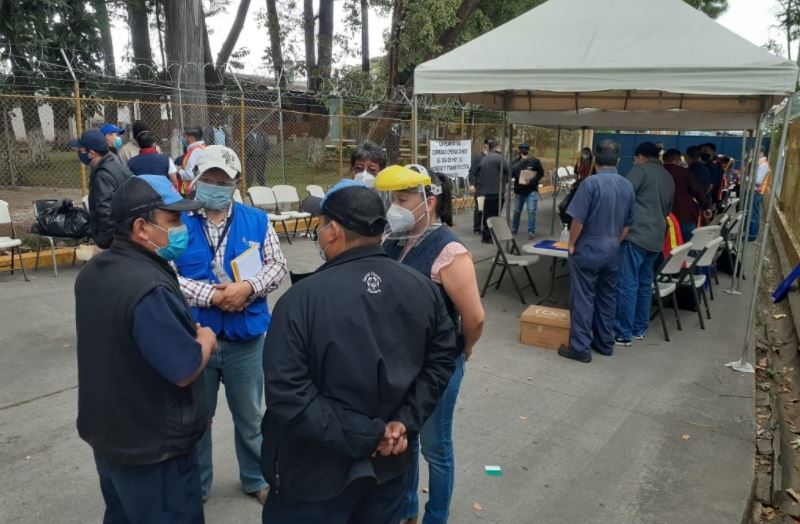 El Defensor de las personas trabajadoras de la PDH y la Inspectora General de Trabajo verificaron la situación de los trabajadores despedidos de la empresa Rayovac en Guatemala. (Foto Prensa Libre: cortesía PDH)