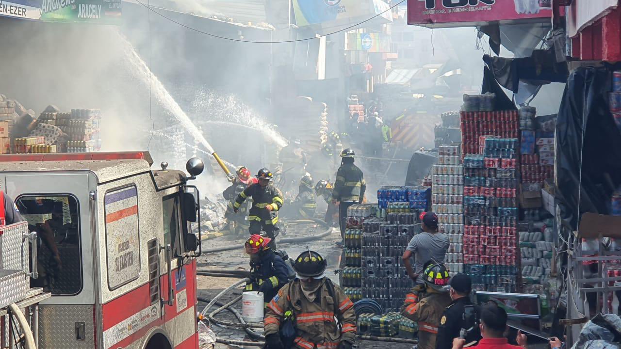 Los Bomberos Voluntarios y Bomberos Municipales Departamentales trabajan en conjunto para apagar el incendio en la Terminal Minerva. (Foto Prensa Libre: CBMD)
