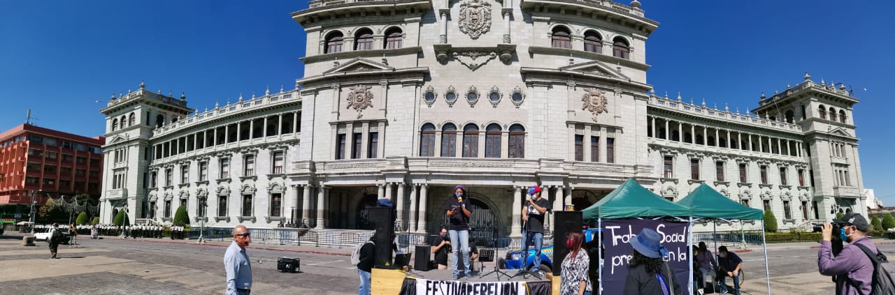 Guatemaltecos se vuelven a dar cita en la Plaza de la Constitución para protestar contra las autoridades de Gobierno. (Foto Prensa Libre)