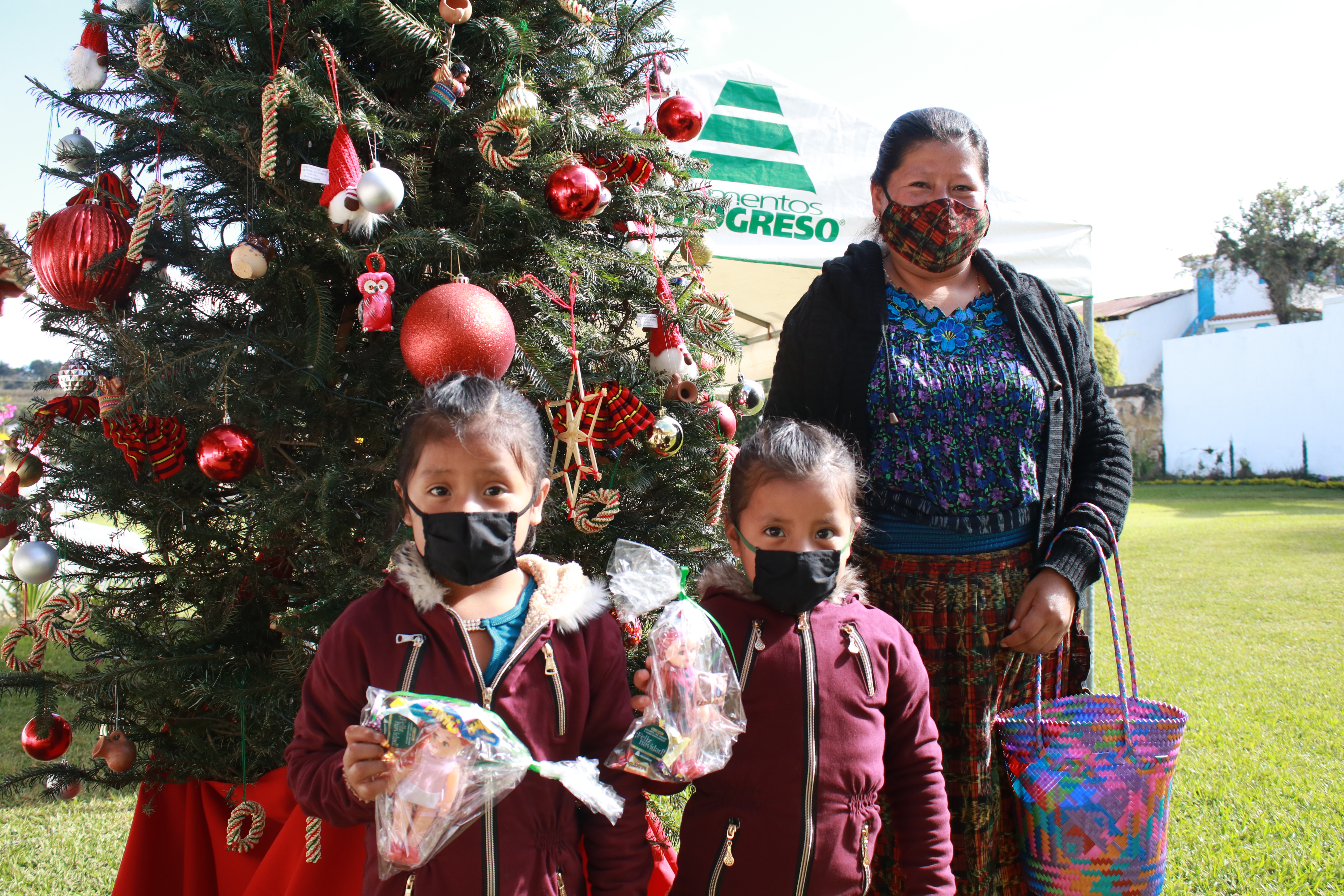 Niños festejan la época navideña en San Juan Sacatepéquez