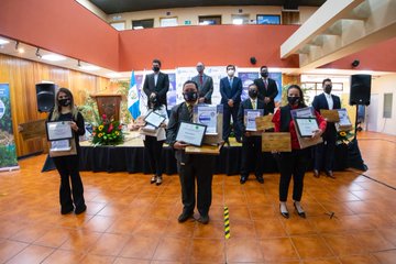 Representantes de los restaurantes recibieron el Sello de Bioseguridad Turística. Este debe llevar un monitoreo del cumplimiento de las disposiciones. (Foto, Prensa Libre: Inguat).
