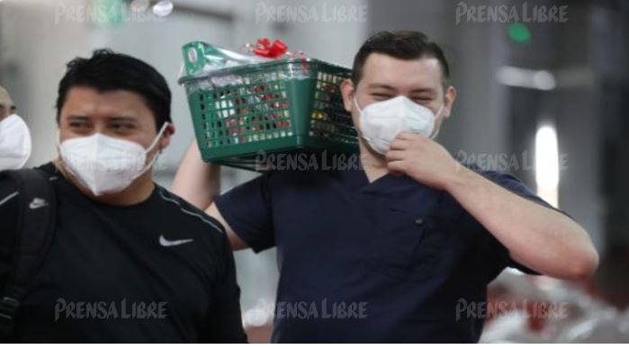 Personal del Hospital del Parque de la Industria fue agasajado por el Día del Médico. (Foto Prensa Libre: Érick Ávila) 