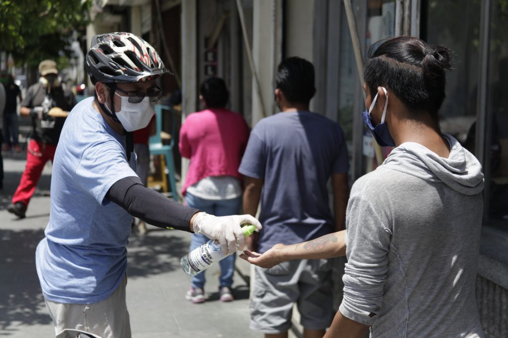 Personas de escasos recursos en la zona 1 recibieron comida gestionada por el Café Rayuela durante la pandemia.