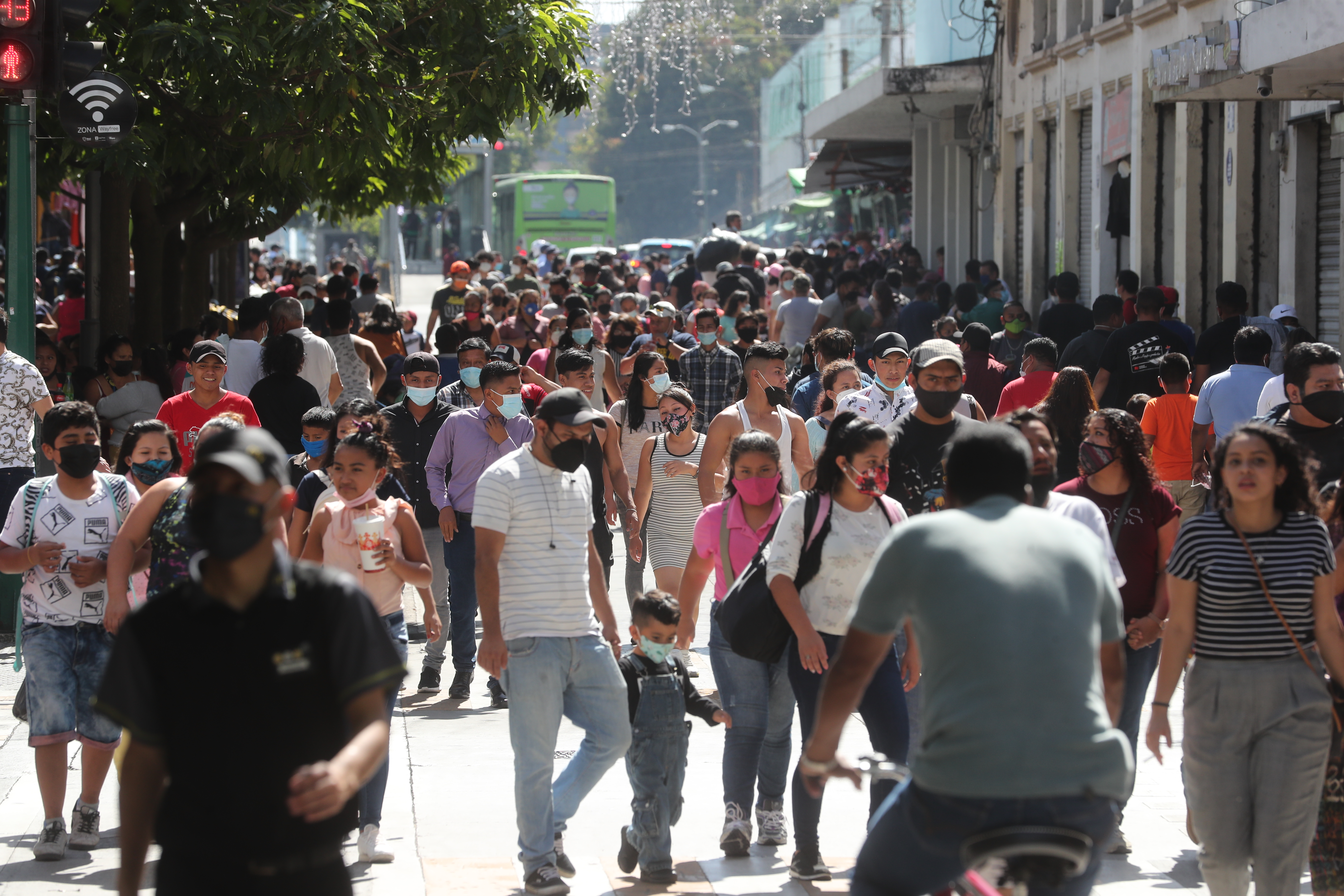 El Cien considera que una fuerte segunda ola de contagios a escala mundial y local puede influir en las expectativas de crecimiento económico para 2021. (Foto Prensa Libre: Hemeroteca) 