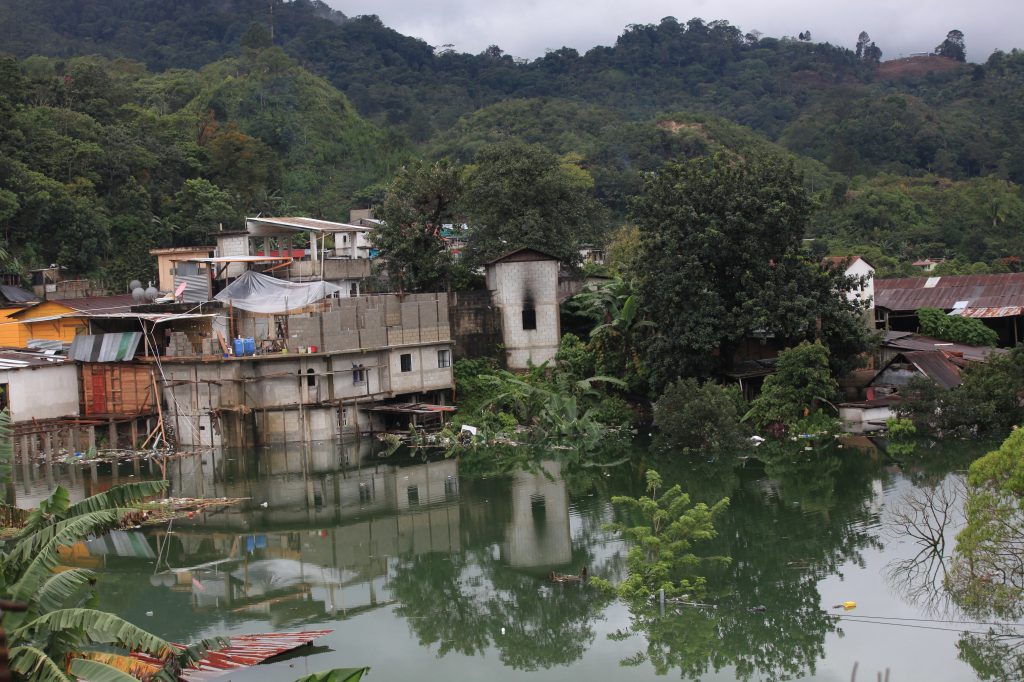 Campur, aldea de Carchá quedó inundada y el nivel del agua no para de subir. Foto: Byron García