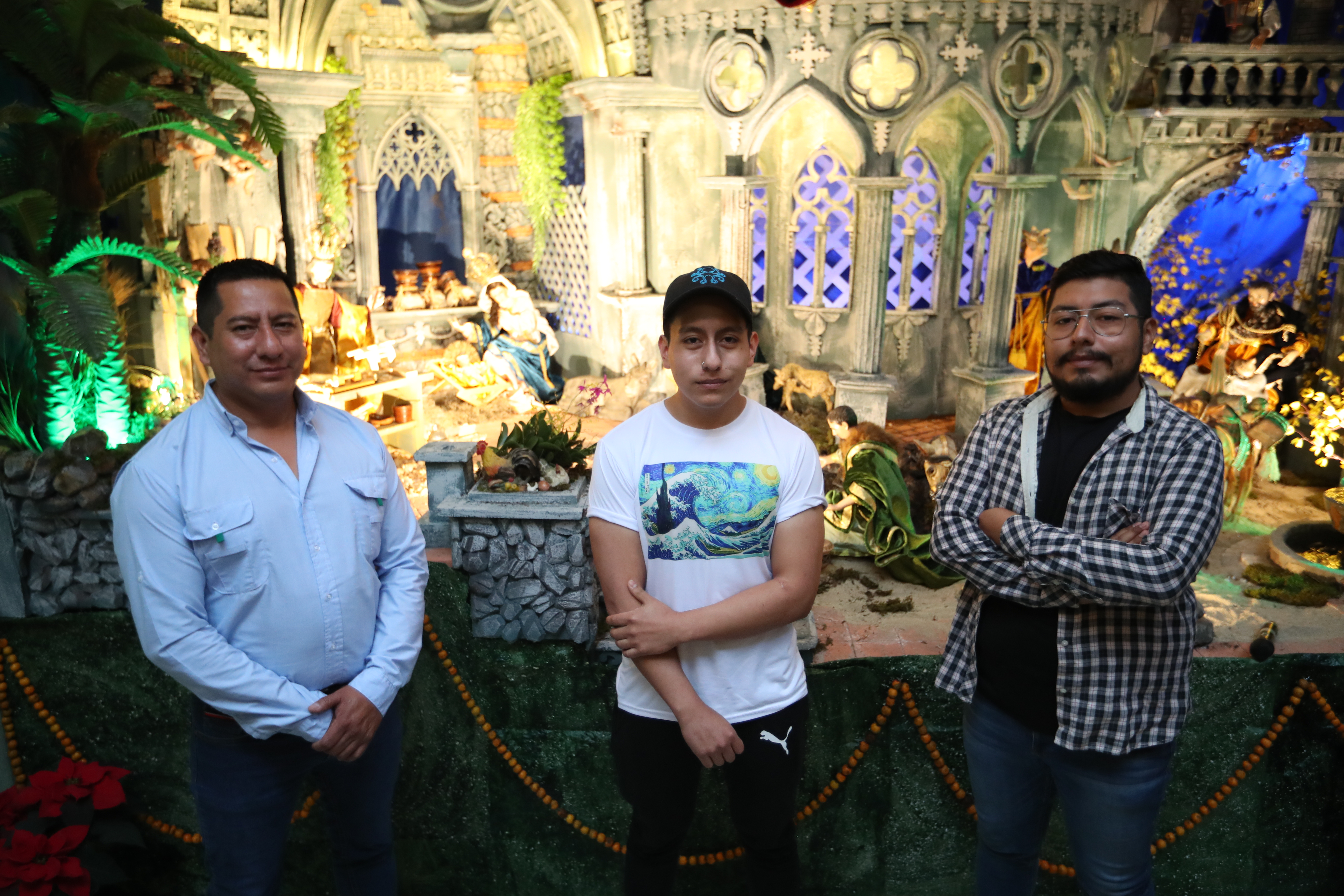 Walter Sicajá, Daniel Sicajá Flores y Marlon Sicajá Flores fueron los ganadores del concurso de nacimientos de Prensa Libre 2020. Ellos continúan con la tradición heredada desde sus abuelos y realizan el nacimiento en honor al niño Jesús. Foto Carlos Hernández
