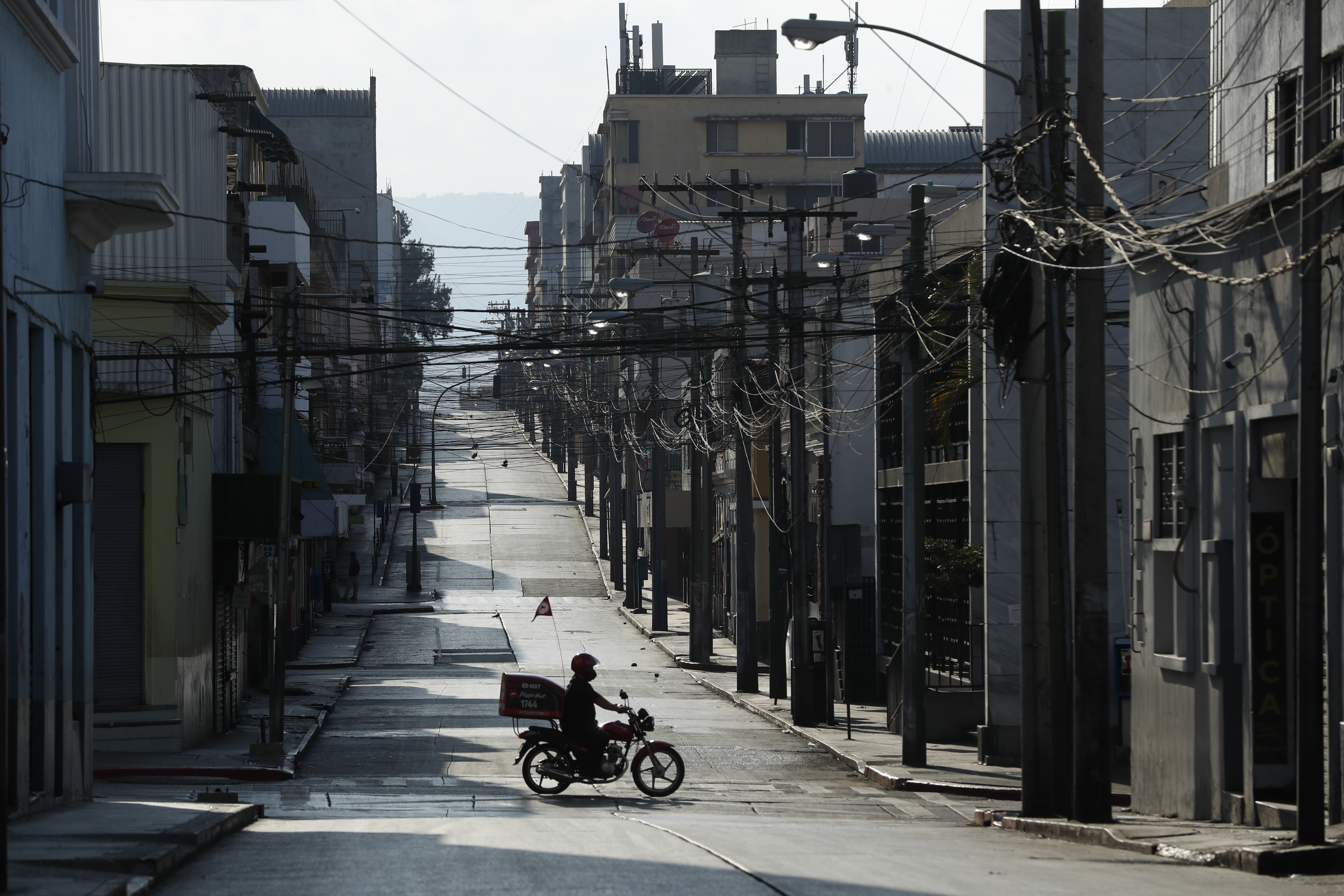 La 7a. avenida de la zona 4, vacía durante el estricto toque de queda decretado para evitar la propagación del virus durante los meses de abril y mayo. Foto: Esbin García