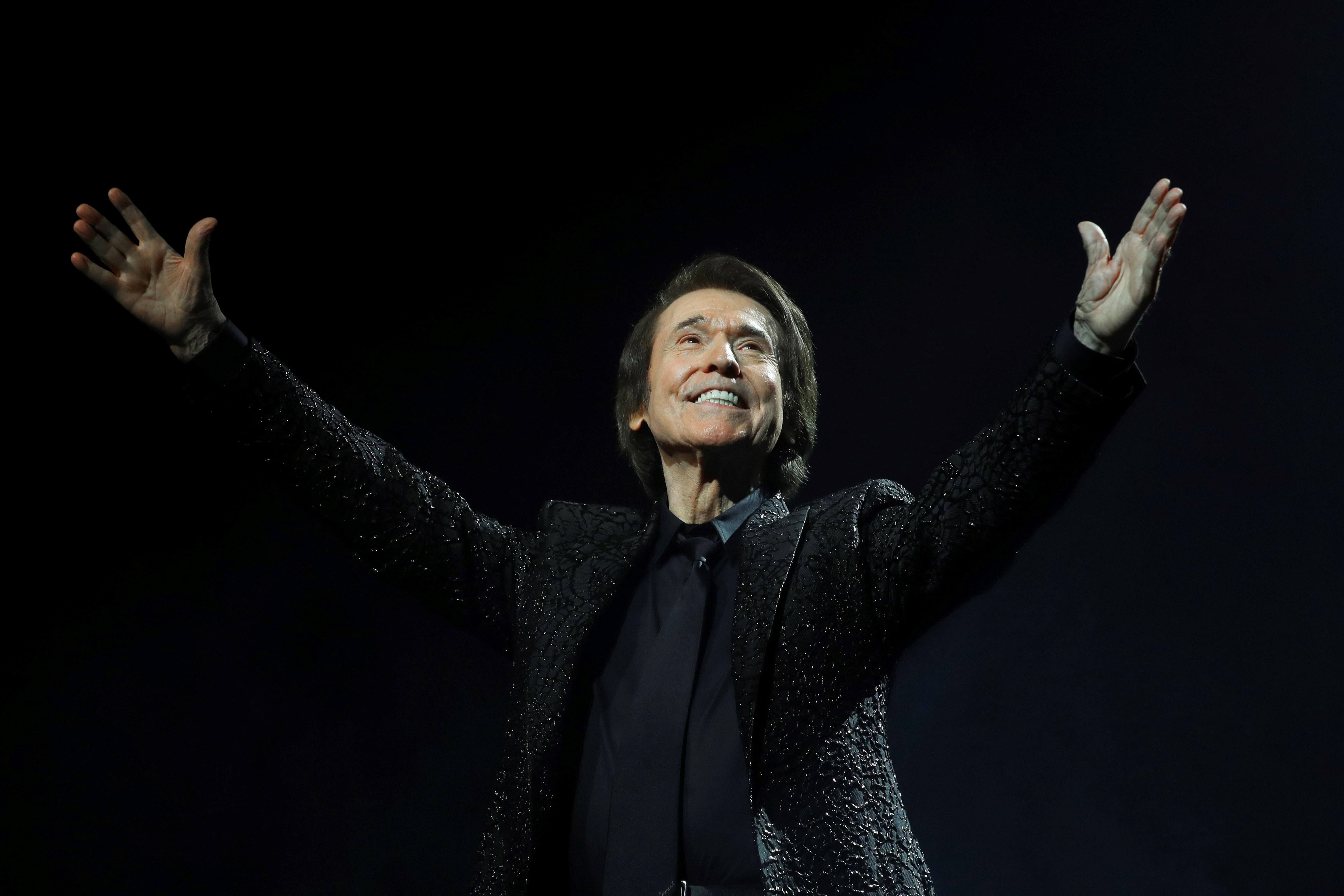 El cantante Raphael, durante el concierto para celebrar 60 años de carrera, en el Wizink Center de Madrid. (Foto Prensa Libre: EFE/Kiko Huesca).