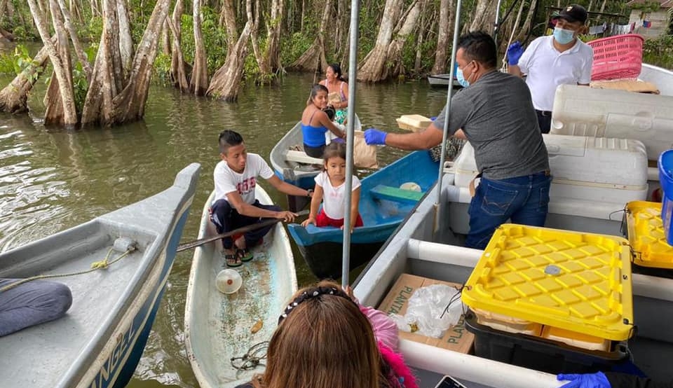 La organización World Central Kitchen otorga alimentos calientes a familias afectadas por las tormentas Eta e Iota en Izabal. (Foto Prensa Libre: Tomada del Facebook de World Central Kitchen)