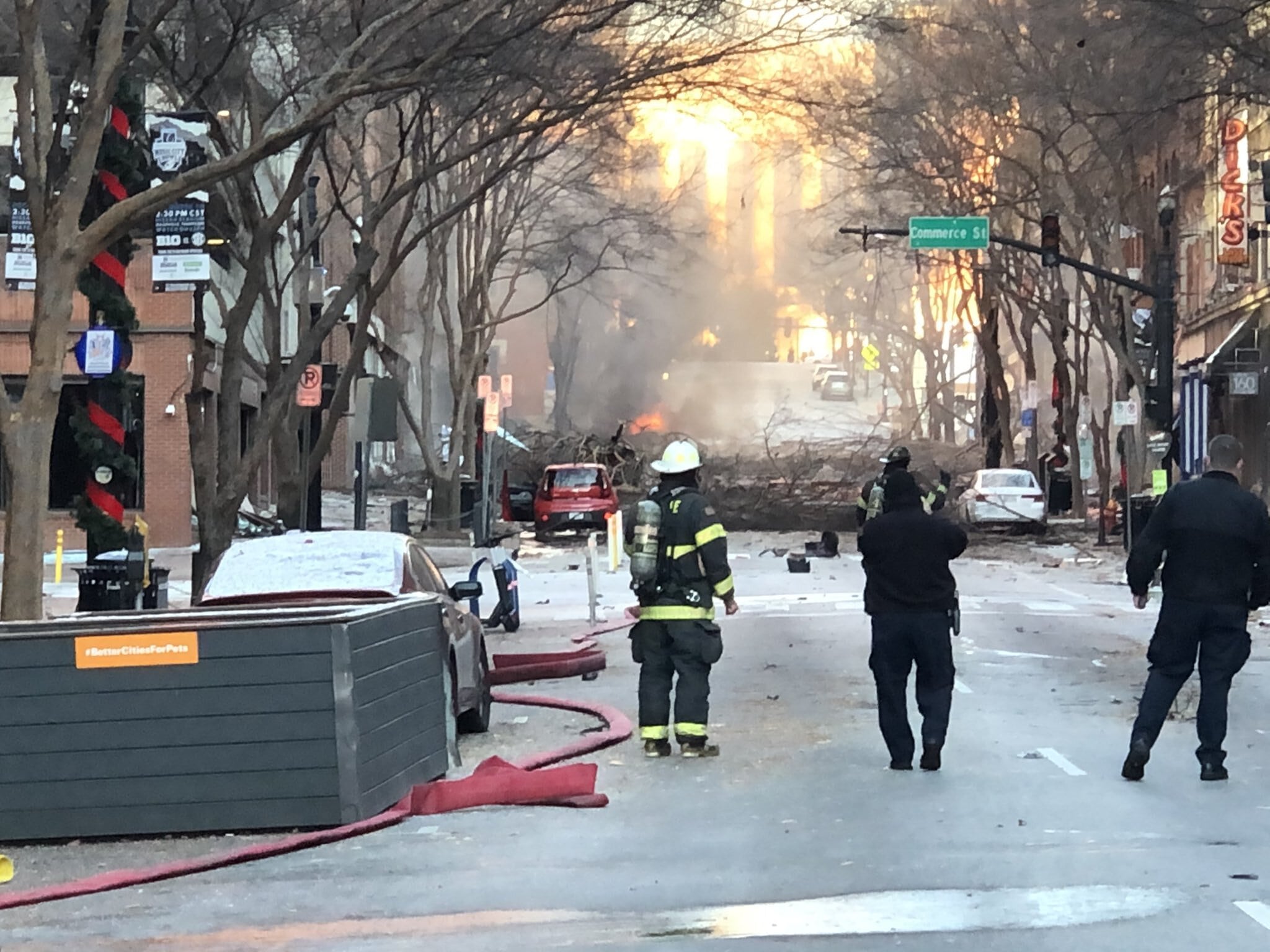 Una explosión en el centro de Nashville, Tennessee, causó daños a viviendas y tres personas resultaron heridas. (Foto Prensa Libre: AFP)