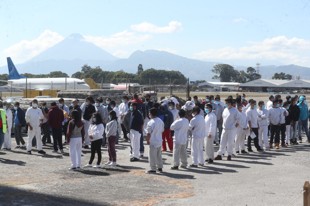 Durante el 2020, el país recibió a 43 mil 958 guatemaltecos deportados que habían migrado hacia Estados Unidos. (Foto Prensa Libre: Erick Ávila)