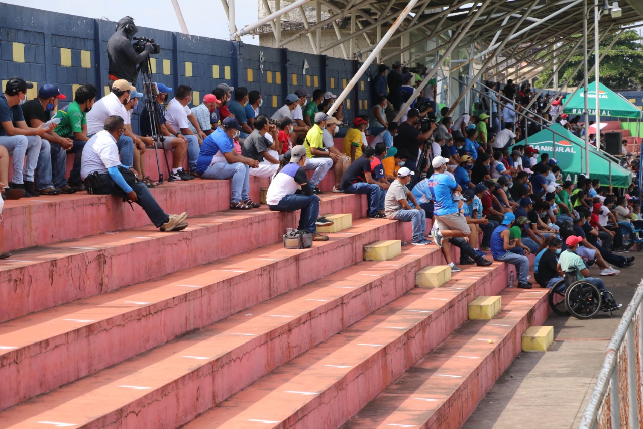 En algunos sectores del estadio Municipal de Santa Lucía se pudo observar que algunos aficionados no acataron la regla de mantener una distancia de al menos cuatro metros entre cada uno. (Foto Prensa Libre: Carlos Paredes)