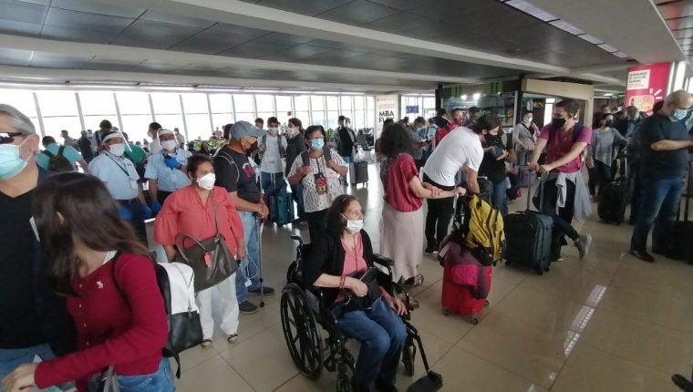 Las personas provenientes de las naciones con restricción deberán cumplir con una estricta cuarentena. (Foto: Hemeroteca PL)