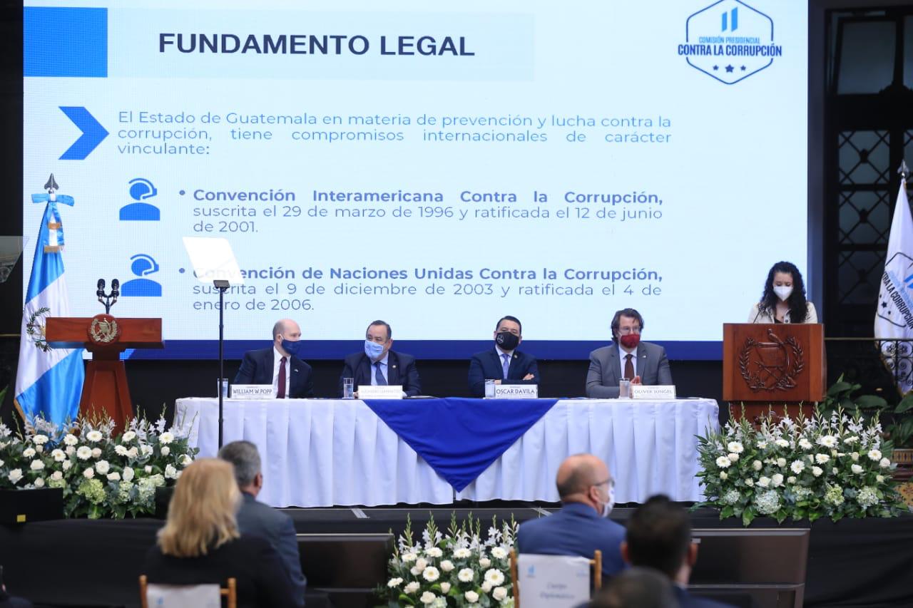 Embajadores y funcionarios guatemaltecos durante el acto con motivo del Día contra la Corrupción. (Foto: Presidencia)