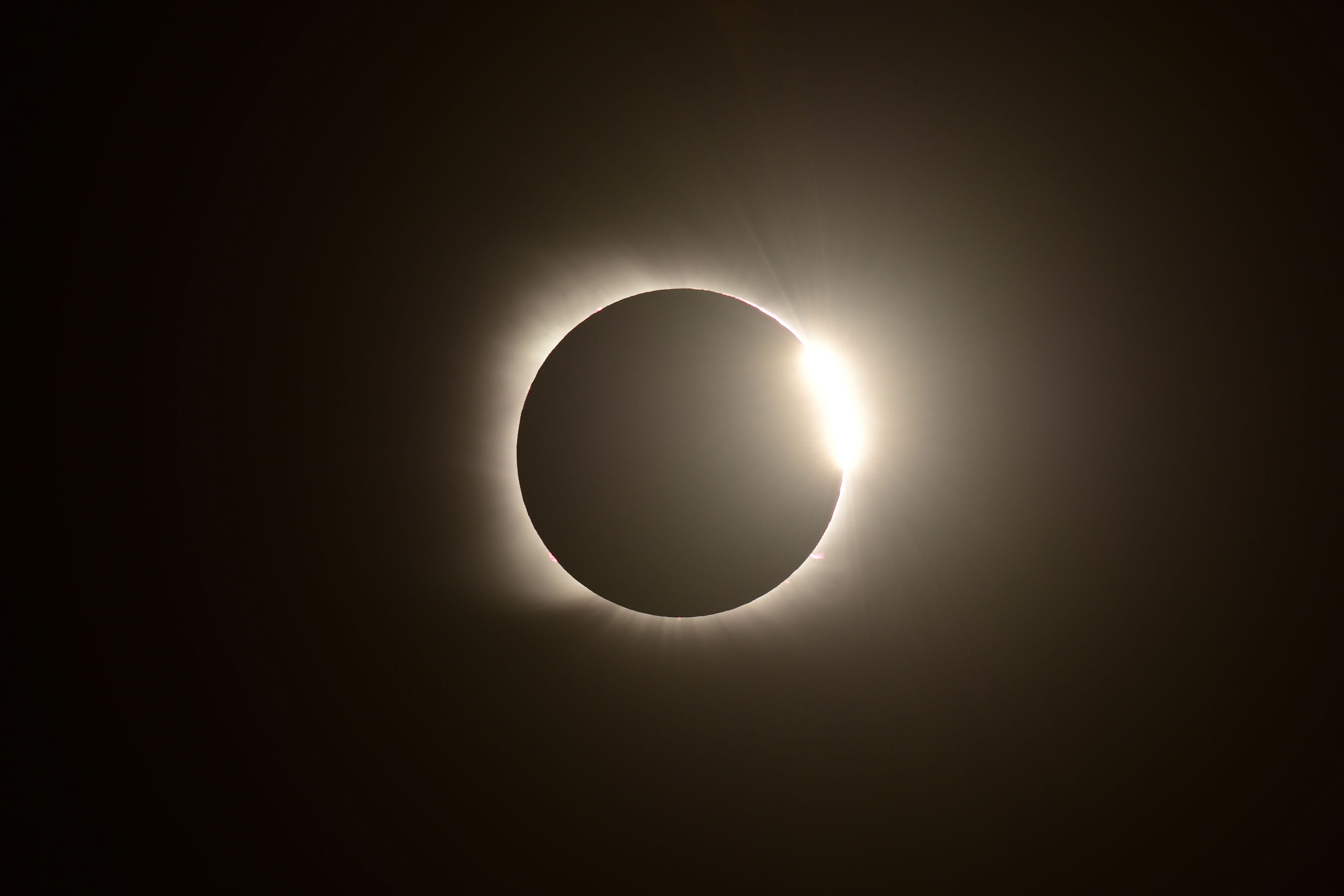 El efecto de anillo de diamantes se observa durante el eclipse solar total desde Villa Chocón, provincia de Neuquén, Argentina. (Foto Prensa Libre: AFP)
