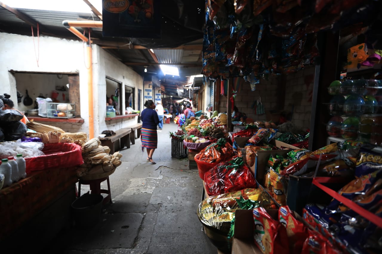 Autoridades creen que ha habido un relajamiento de la población respecto de las medidas de seguridad por el coronavirus. (Foto Prensa Libre: Carlos Hernández)